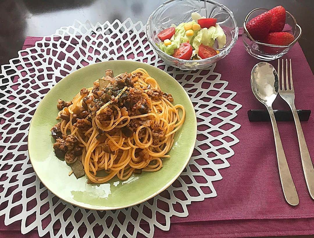 藤井美菜さんのインスタグラム写真 - (藤井美菜Instagram)「. 昨日の今日ですけど、今日のランチ😂🍝ハーブを入れたら本格的な味わいになって美味しかったです😋 ちなみに昨日の食品サンプルは、東京ソラマチで買った食品サンプルキットで自分で作りました🥰 이건 진짜입니다😂🍝 어제 영상에서 썼던 식품 샘플은 1월에 샀던 식품 샘플 키트로 만들었던겁니다🥰 Today’s lunch🍝 This is real😂 #美菜ご飯#パスタ#スパゲッティ#ボロネーゼ#ボロネーゼとミートソースの違いを調べた😂#結果多分これはボロネーゼ#テーブルセッティング#집밥#요리#파스타#스파게티#Bolognese#spaghetti#cooking#🍝」4月15日 16時28分 - fujii_mina_0715