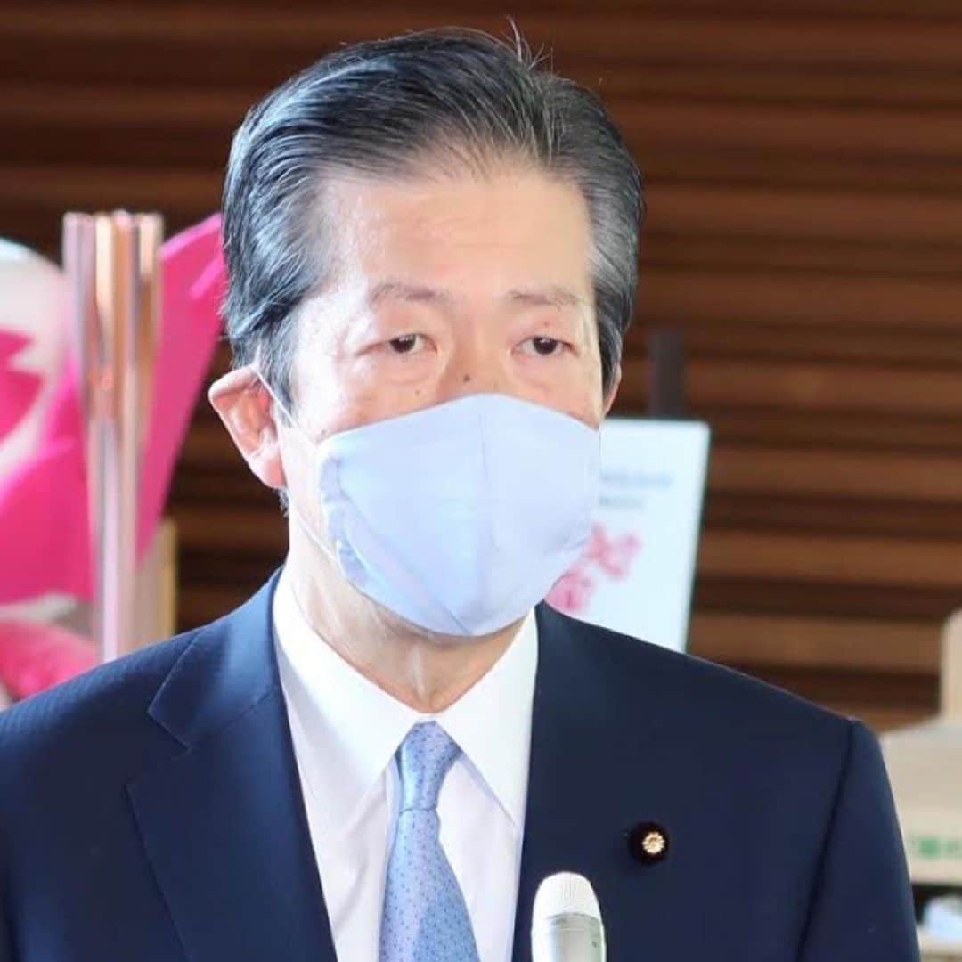 公明党さんのインスタグラム写真 - (公明党Instagram)「﻿ ﻿ 【山口代表のTwitterより】﻿ ﻿ 総理と会談し、緊急事態宣言後、﻿ ﻿ 広範な影響が及ぶ状況を踏まえ、﻿ ﻿ 国民に連帯のメッセ―ジを送る趣旨で、﻿ ﻿ 所得制限なく１人当たり１０万円給付の﻿ ﻿ 決断を促しました。﻿ ﻿ 総理も方向性を持って検討すると言われました。﻿ ﻿ 国民の窮状を敏感に受け止め、﻿ ﻿ 励ましの思いを伝えるべく、﻿ ﻿ 政治が応えなければなりません。﻿ ﻿ ﻿ #新型コロナ﻿ #新型コロナウイルス﻿ #現金給付﻿ #小さな声を聴く力﻿ #公明党　﻿ ﻿」4月15日 16時27分 - komei.jp