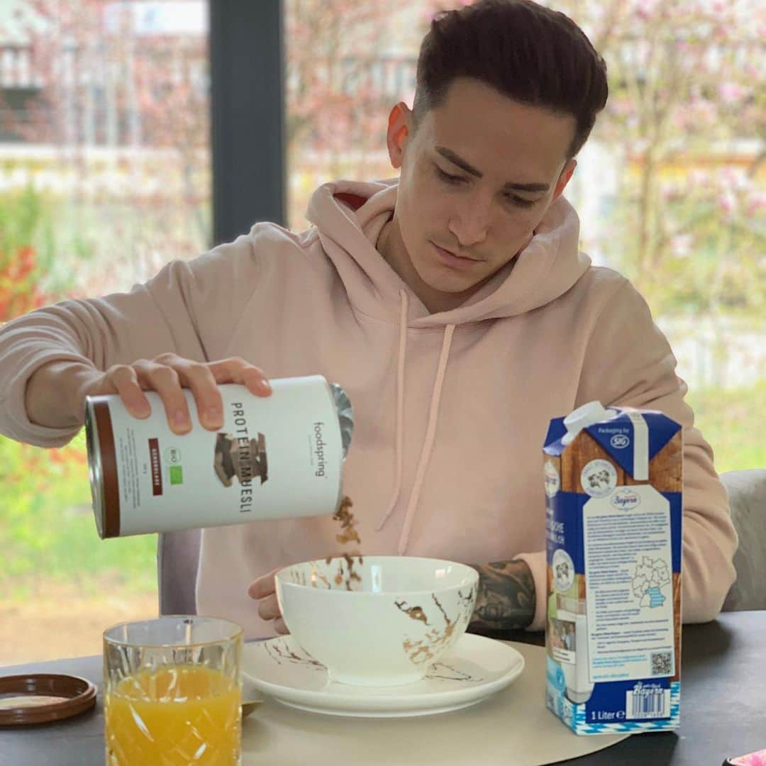 マゼル・ニューエンさんのインスタグラム写真 - (マゼル・ニューエンInstagram)「Erst die Milch oder erst das Müsli? Was sagt ihr ?😄😋 ... Mit dem Code: „MarcelFSG“ gibt es 15% auf eure Bestellung  #breakfast #goodmorning #proteinmüsli #stayhealthy #foodspring #foodspringfamily」4月15日 16時37分 - themarcelnguyen