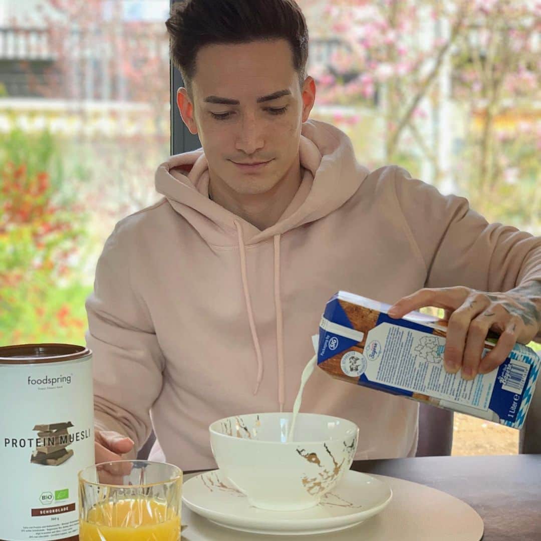 マゼル・ニューエンさんのインスタグラム写真 - (マゼル・ニューエンInstagram)「Erst die Milch oder erst das Müsli? Was sagt ihr ?😄😋 ... Mit dem Code: „MarcelFSG“ gibt es 15% auf eure Bestellung  #breakfast #goodmorning #proteinmüsli #stayhealthy #foodspring #foodspringfamily」4月15日 16時37分 - themarcelnguyen