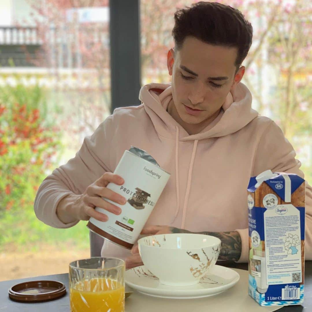 マゼル・ニューエンのインスタグラム：「Erst die Milch oder erst das Müsli? Was sagt ihr ?😄😋 ... Mit dem Code: „MarcelFSG“ gibt es 15% auf eure Bestellung  #breakfast #goodmorning #proteinmüsli #stayhealthy #foodspring #foodspringfamily」