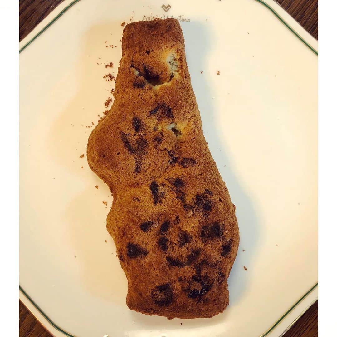 Baekのインスタグラム：「ケーキをふたつもだし巻き卵にして、この前作ったムーミン型のデーツ入りケーキを食べながらムーミンをみた！ ムーミンとフローレン、かわいいな！」