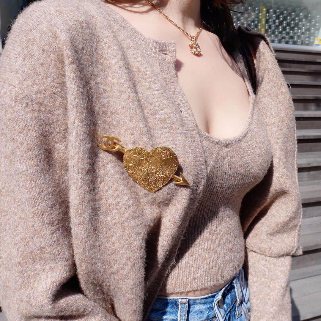 Vintage Brand Boutique AMOREさんのインスタグラム写真 - (Vintage Brand Boutique AMOREInstagram)「Vintage Chanel heart brooch from 1993. On webstore search for: AO24840 ▶︎Free Shipping Worldwide✈️ ≫≫≫ DM for more information 📩 info@amorevintagetokyo.com #AMOREvintage #AMORETOKYO #tokyo #Omotesando #Aoyama #harajuku #vintage #vintageshop #ヴィンテージ #ヴィンテージショップ #アモーレ #アモーレトーキョー #表参道 #青山 #原宿#東京 #chanel #chanelvintage #vintagechanel #ヴィンテージ #シャネル #ヴィンテージシャネル #シャネルヴィンテージ #amorewardrobe #アモーレワードローブ」4月15日 16時45分 - amore_tokyo