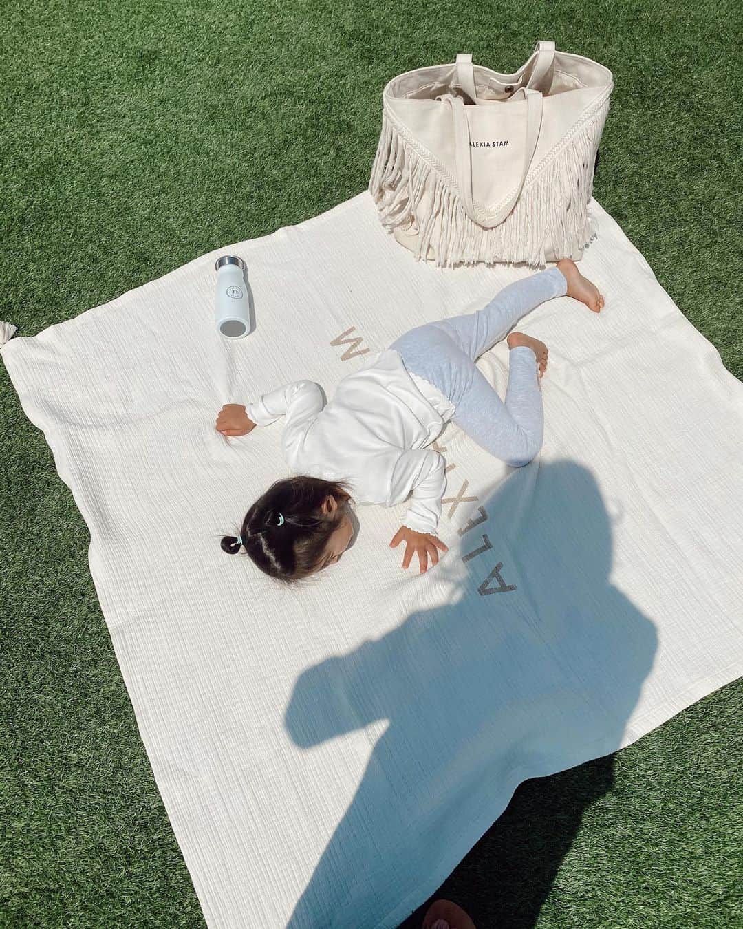 山中美智子さんのインスタグラム写真 - (山中美智子Instagram)「今日も屋上で日向ぼっこ🌞  太陽ありがたい✨  恒例の娘との お人形遊びの動画撮ってみたよ🌴  #晴れの日の #おうち時間　#家ピクニック」4月15日 16時54分 - alexiastam1988