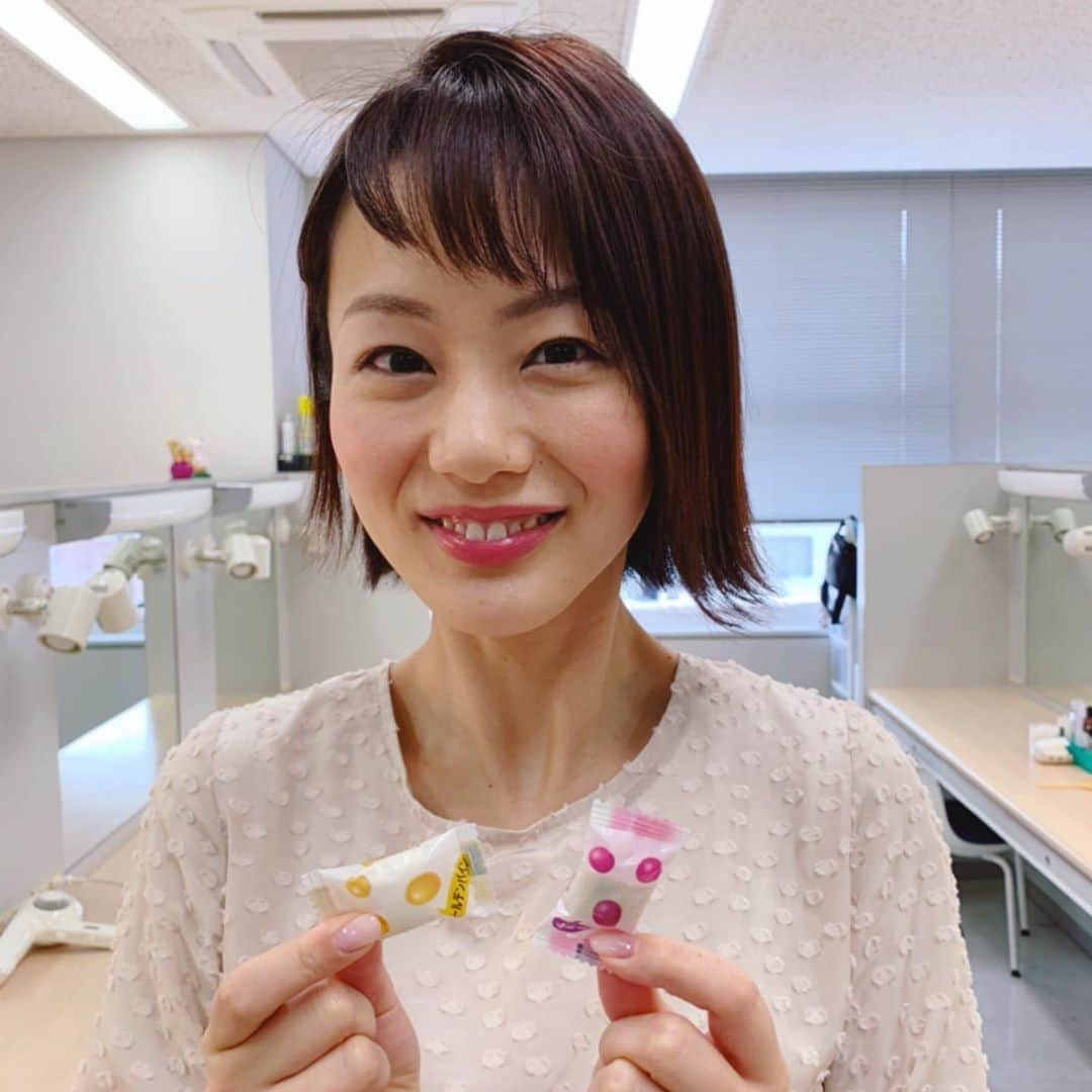 高橋真理恵さんのインスタグラム写真 - (高橋真理恵Instagram)「* 週末に#パン作り に挑戦しました😊 結果から言いますと、 思っていたのの６割くらいの出来でした。笑  パンは難しいと知っていたので、 何度もレシピを読んだのですが…難しい‼️* * 原因は明確ではありませんが、 改善点を箇条書きにしたので、 またチャレンジしてみます！！* * でも、パンを寝かせたり、発酵させたり、 オーブンで焼いたり、 愛でる感じが楽しかったです❤️* * 発酵直後のパンは、 持ったら全身の力が抜けるくらい ホワホワで、面白かったー😊 思い出すだけでニヤニヤします。  コロナウイルスは、本当に怖いですね。 感染拡大を防ぐための行動はもちろんですが、 その他に、自分にできる事は何だろうと、 考えています。  みんな色んな思いで、色んな形で、 協力し合っているから。 乗り越えられる日が近いことを願って。  最後の写真は、 今日、#よーいドン！で紹介した ぷっちょ✨  本番終わりに2つ頂きましたー！ なんぼあってもいいですからね😆」4月15日 16時53分 - marie___takahashi