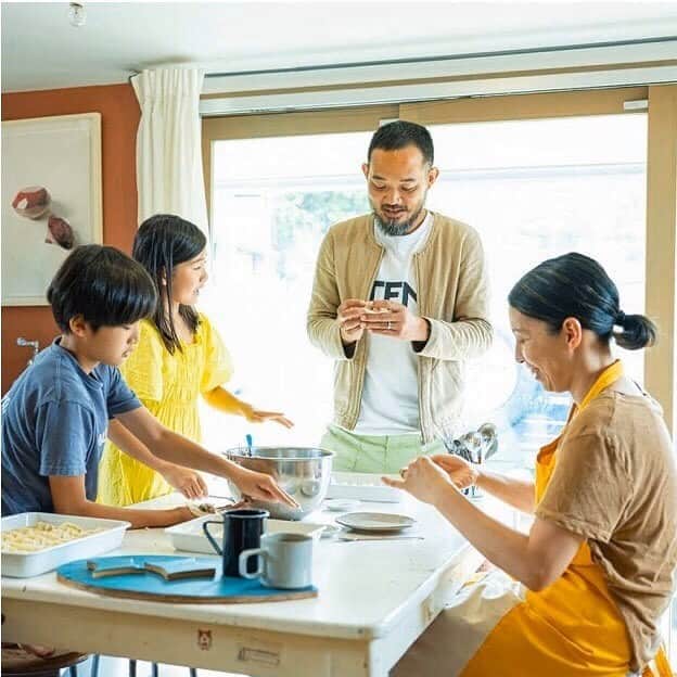 ルミネ公式のインスタグラム：「毎日の、わたしの暮らしをあたらしく。 今だからこそ紹介したい、 メッセージや過ごし方をお届けします。 . 本日はルミネのアートプロジェクト「LMAP」の活動をサポートして下さっている、現代アートギャラリー  @hpgrpgallery_tokyo ディレクター坂井俊之さんに、アーティストたちのメッセージや活動をご紹介いただきます。 . 食・デザイン・アートを軸にさまざまな形のコミュニケーション活動を広げる、堀出隼さんと堀出美沙さんによるユニット holiday @holidayjun。 . 多くの教育施設が休みになる中、 「こういう状況だからこそ子どもたちとのコミュニケーションを大切にしたい」という想いから、地域の子どもたちが家で描いた作品を集めたオンライン美術館"holiday museum"を開館しました。 . テーマに沿った自由な発想や豊かな色彩で溢れた77作品が数日で集まり、ジャンルを越えた審査員たちが賞をあげるなど、クリエイションの輪が大きく広がりました。 すでに募集は終わってしまいましたが、作品は現在も公開されていますのでぜひご覧ください。 . holiday museum http://we-are-holiday.com/holidaymuseum/ . ------ ルミネ各店は、4月8日(水)より臨時休館中です。 (一部店舗は食品店舗のみ営業。ネット通販アイルミネは営業中🛒) また皆さまにお会いできるのを楽しみにしています。」
