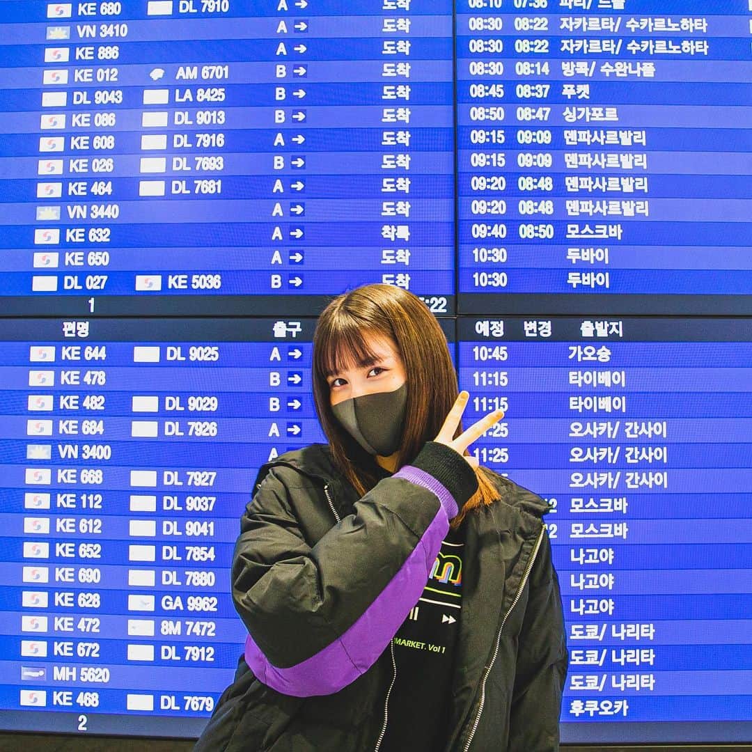PINK-latteさんのインスタグラム写真 - (PINK-latteInstagram)「【🇰🇷💜リリラテ旅💜🇰🇷】 _ スワイプしてね🔜💓 _ こちらは韓国🇰🇷についた直後の 空港写真ーっ✈️😘 _ リリの空港コーデ🤤💓 この写真、旅感あってめっちゃ好きー❤️ 着いてすぐコンビニではしゃいで キンパ食べ比べしたんだ🤫w _ _ #リリラテ　#lilylatte #藤本林花美愛  #リリラテ旅　#韓国　#韓国旅行」4月15日 17時00分 - _pink_latte