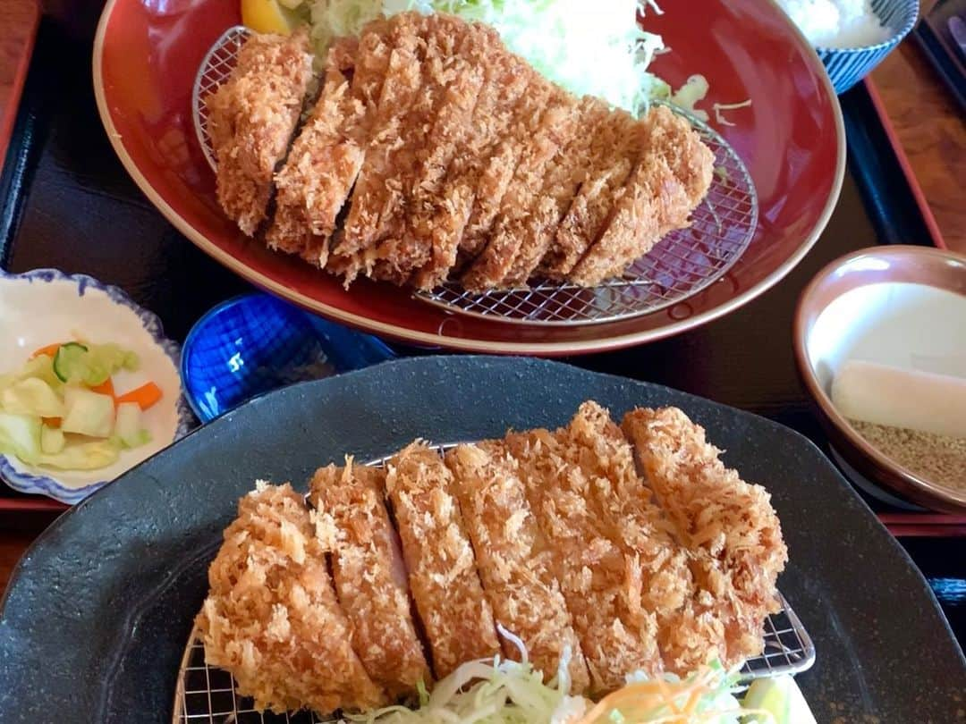 わっきーさんのインスタグラム写真 - (わっきーInstagram)「1ポンドの三元豚とんかつが食べられる「とんかつ ぼたん」へ。 僕のYouTubeの師匠、はいじぃさんと埼玉県東松山まで。  お肉はとにかく柔らかい。 大袈裟かもしれないけど、歯の力があまりいらない。肉自体の旨みも強く出ていて美味しかった。 超特大海老フライは、店主が豊洲で特別に仕入れているみたいです。 過去一番のデカさだった。 カレーは豚骨の出汁が隠し味に使われていて、豚骨のコクも合わさって新しいカレーでした。  YouTubeで紹介してますので、是非見てください。  店主の磯部さん、インパクト大の美味しい料理をありがとうございました！  とんかつ ぼたん 埼玉県東松山市大字上押垂６５−１ 0493-25-3020  #とんかつ #トンカツ  #とんかつ定食  #とんかつぼたん  #1ポンドとんかつ  #カキフライ #牡蠣フライ  #海老フライ  #エビフライ #カレー  #豚骨カレー  #埼玉グルメ #東松山グルメ  #東松山ランチ  #youtube #youtuber #ユーチューブ #わっきーtv #わっきー #食レポ #飯テロ #飯テロ動画」4月15日 17時08分 - makoto_ishiwaki