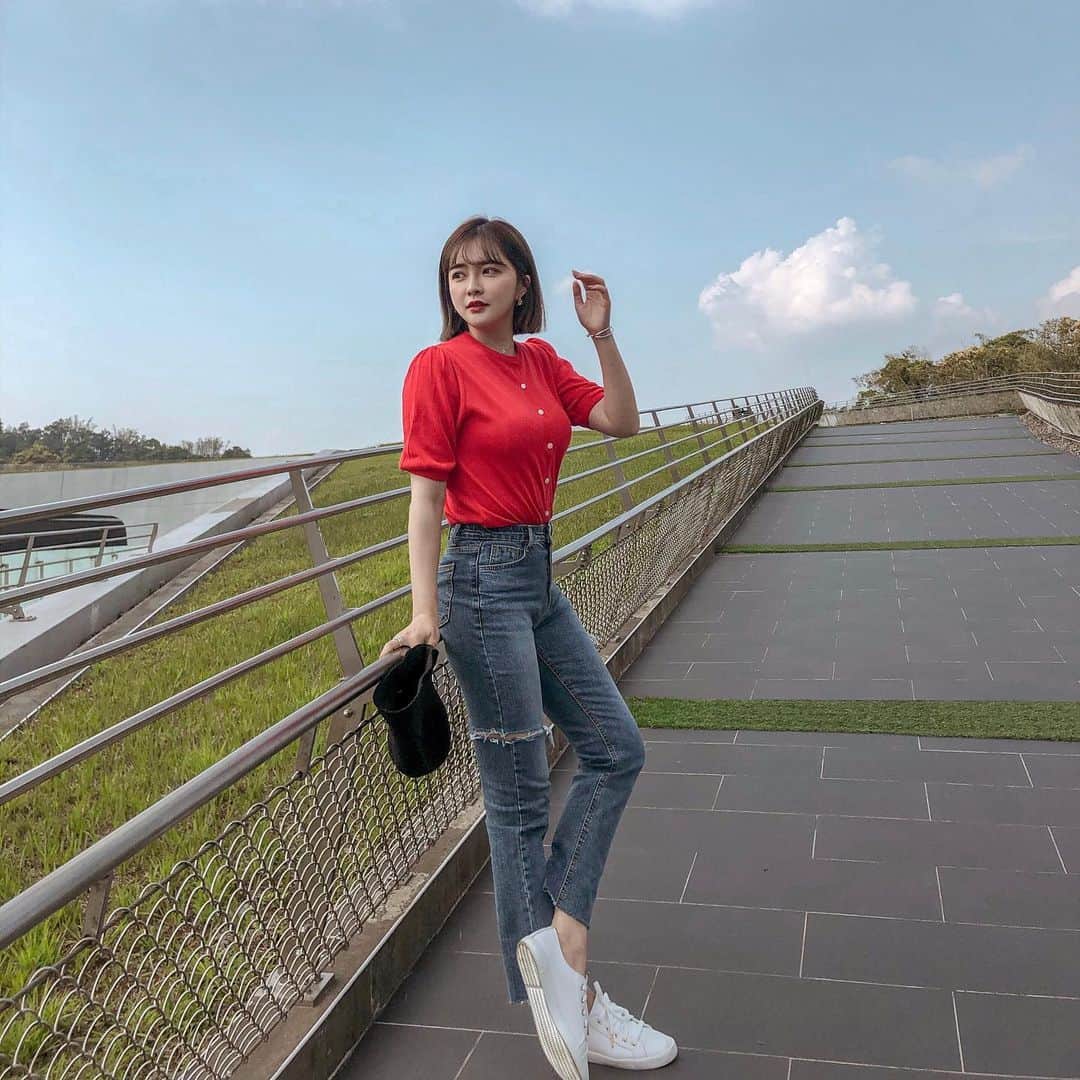柯柯YELIZのインスタグラム：「我們身邊重要的人越來越少，而留在身邊的人越來越重要。」