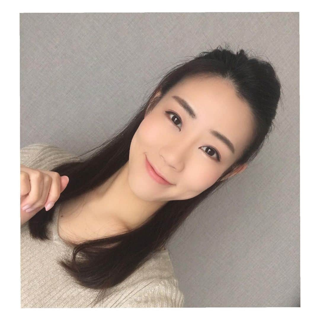 菜那くららさんのインスタグラム写真 - (菜那くららInstagram)「＊﻿ 今日は買出しに行ったので、﻿ 久しぶりにお化粧をしました😅💦﻿ 最近はスッピンの日が多いので﻿ 肌の調子がとても良いです✨💓﻿ ﻿ 買出しには手作りマスクをして✨﻿ ダブルガーゼは生地が柔らかくて﻿ 着心地が良かったです☺️🎀﻿ 自粛生活ですが、﻿ 花柄マスクで気分が上がりました〜🌸﻿ ﻿ ﻿ 【きかんしゃトーマス🚂﻿ ファミリーミュージカルについてのお知らせ】﻿ ﻿ 新型コロナウイルス感染拡大に伴い、﻿ ご来場されるお客様及びキャスト・スタッフ﻿ の健康および安全を最優先に﻿ 考慮いたしました結果、誠に残念ながら﻿ ﻿ 出演予定でした公演が中止・延期となりました。﻿ ﻿ 🚂所沢公演《中止》﻿ 所沢市民文化センター ミューズ ﻿ 6月13日(土)10:00/12:30/15:00﻿ ﻿ 🚂中野サンプラザホール公演《延期》﻿ 2020年 5月30日(土) 12:30/15:00﻿ ↓ ↓﻿ 2020年7月19日(日) 12:30/15:00﻿ ﻿ 私自身のトーマス初日が中野だったので﻿ 残念な気持ちでいっぱいですが、﻿ 安全にスタートが出来る日は必ず来るので﻿ それまで、私に出来る事を考えて﻿ 過ごして行きたいと思います😌﻿ ﻿ 3枚目の写真は少し前に散歩の時に見た風景﻿ 青空に満開の桜、飛行機雲﻿ 春ですね〜🌸✨﻿ 来年はこんな景色を皆んなが笑顔で見れる﻿ 平和な世界になりますように🕊﻿ ﻿ #手作りマスク#花柄#笑顔﻿ #きかんしゃトーマス#🚂﻿ #公演#中止#延期#お知らせ﻿ #桜#春#飛行機雲」4月15日 17時14分 - nana_kurara