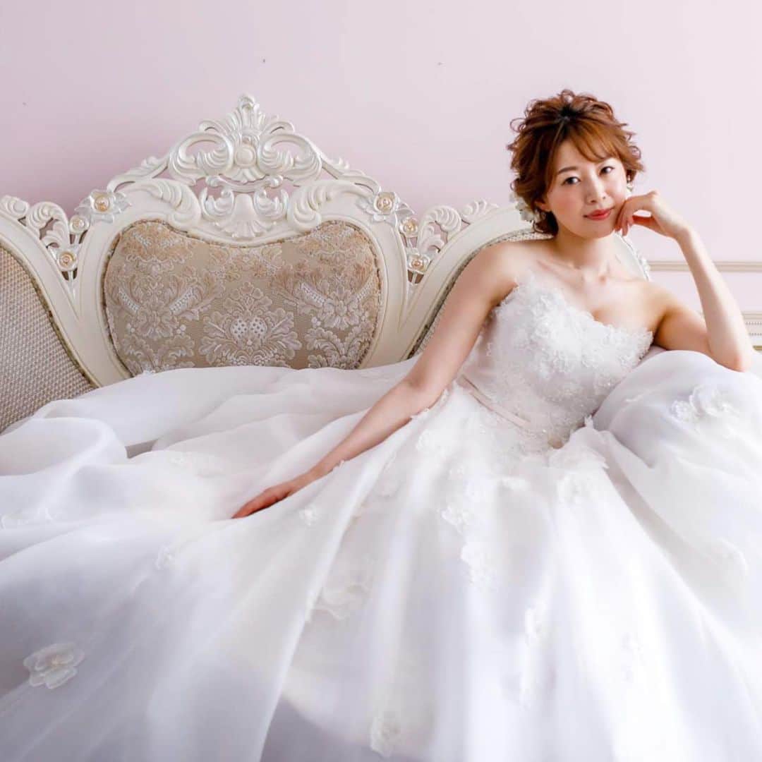 のインスタグラム：「#前撮りポーズ　にもおすすめのお座りショット♡ 披露宴の際にソファー席にするとドレスのスカートデザインも見えますし、ふんわり見えてかわいいです🌸 .  写真のドレスは、 【Clioクリオ(THE HANY COUTURE )】 #thehanyクリオ . 柔らかなオーガンジーに 何種類もの３Dフラワーを散りばめたシンプルかつ華やかなウェディングドレス。 . シェルピンクに染められたベルトが、シンプルさの中にキラリと光ります。 . ドレスとおそろいのショートベールもご用意しております。 クリオは東京本店でのみご試着いただけます。 . . . #thehany2019dresscollection  #thehany  #thehany_weddingdress  #ザハニー #伊藤羽仁衣 #ウェディングドレス #カラードレス #結婚式準備 #ウェディングドレス試着 #カラードレス試着　 #レストランウェディング　 #花嫁コーディネート . #プレ花嫁  #大人可愛い  #花嫁ヘア . . ---------------------- 【THE HANY直営店】 ( 全店舗 完全予約制 ) ○直営店ではディズニープリンセスドレスコレクション・伊藤羽仁衣プロデュース和装もお取り扱いしております。 . ○東京店・大阪店は会場と提携しておりません。 ご結婚会場へ《衣裳を持ち込む》ことができるかどうかをご確認の上、THE HANYへお問い合わせをいただくとスムーズにご予約が承ることができます✨ . ○札幌店のみ、提携会場がございます！ . ○海外挙式・リゾート挙式でもレンタルドレスをご利用可能です。 . ○フォトウェディングとして、撮影のみでTHE HANYのドレスをレンタルしていただくことも可能です！ . 直営店定休日：火曜日 . ●東京本店：東京都港区南青山２-８-２ 南青山サマリヤマンション 801号室​ 電話： 03 5413 3982 メール：info@the-hany.jp 営業時間：11:00〜19:00 ※5/6まで12:00〜17:00営業時間短縮しています。 青山一丁目駅または乃木坂駅より徒歩5分ほどです。 ※Instagramにでてくる【THE HANY】の位置情報は以前の店舗住所となりますのでお間違いのないようにお願いいたします。(住所が合っていてもスポットが間違っています🙇‍♀️) また、Google等で検索された場合も以前の住所が出る場合があります。ご迷惑をおかけいたしますが、店舗に直接アクセス方法をご確認いただくか、THE HANY公式サイト→ショップリスト→TOKYOから住所をご確認ください。 . 📱 東京本店LINEお友達登録はこちら https://lin.ee/s1NetpY . ●大阪店 : 大阪府大阪市中央区南船場4-11-20 G-TERRACE心斎橋1F 電話 : 06 6252 8210  メール：osaka@the-hany.jp 営業時間:11:00〜19:00 . ※5/6まで12:00〜17:00営業時間短縮しています。 📱大阪店LINEお友達登録はこちら https://lin.ee/4AEzsll 📷大阪店オリジナルフォトプランもご用意しております✨ . . . ●札幌店 : 北海道札幌市中央区南3条西2丁目7番KT三条ビル1F 電話 : 011 280 8282 メール：info@hany-wedding.co.jp　 札幌店のみ提携式場がございます。 営業時間：11:00〜18:00 ※ディズニープリンセスドレスコレクション・和装に加え、タキシード・モーニング・留袖のお取扱もしています。 📷札幌店オリジナルフォトプランもご用意しています。」