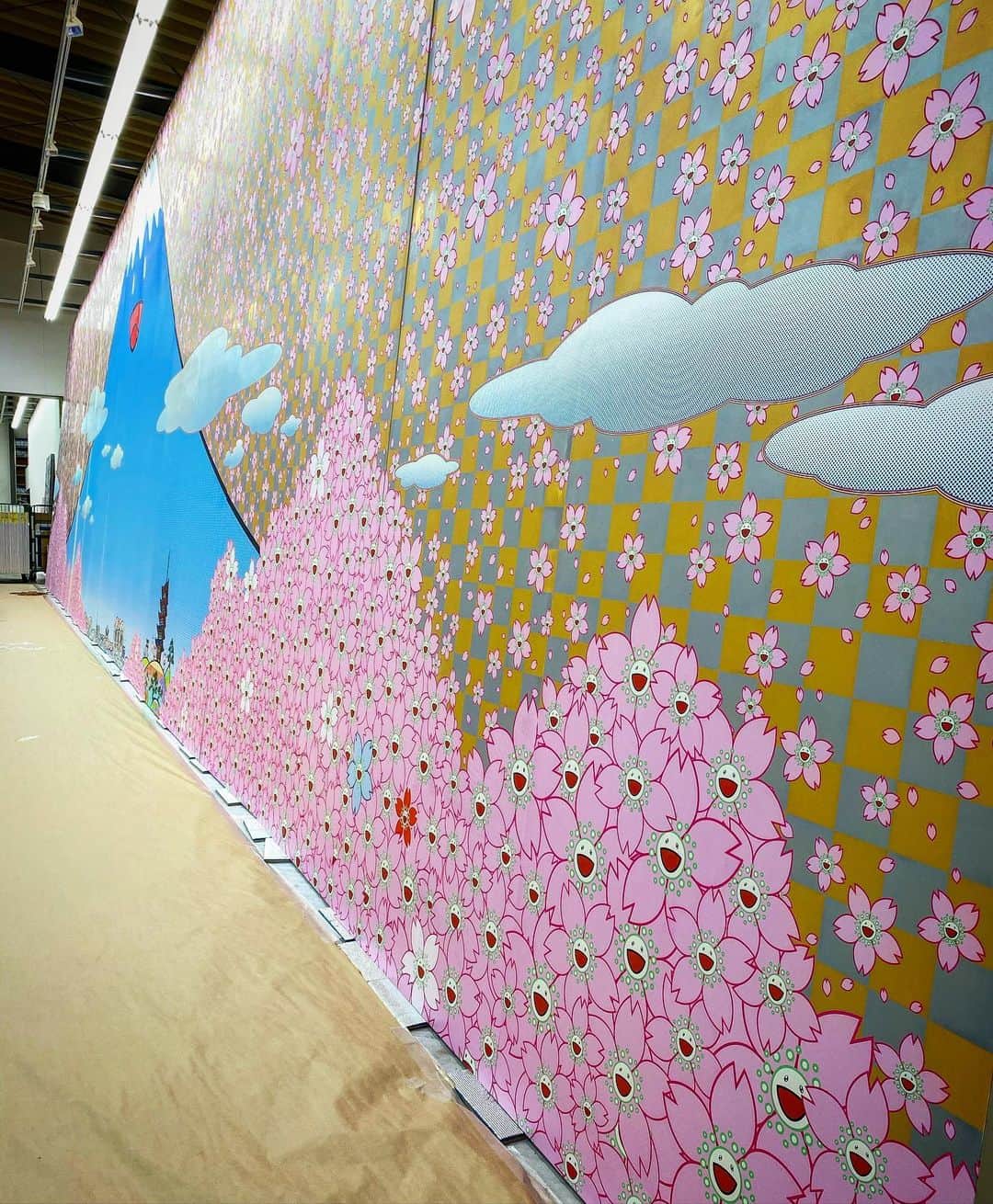 村上隆さんのインスタグラム写真 - (村上隆Instagram)「For @moriartmuseum "Stars" show New huge painting I am making still. " Mt. Fuji_kun & cherry blossoms Japan"」4月15日 17時17分 - takashipom
