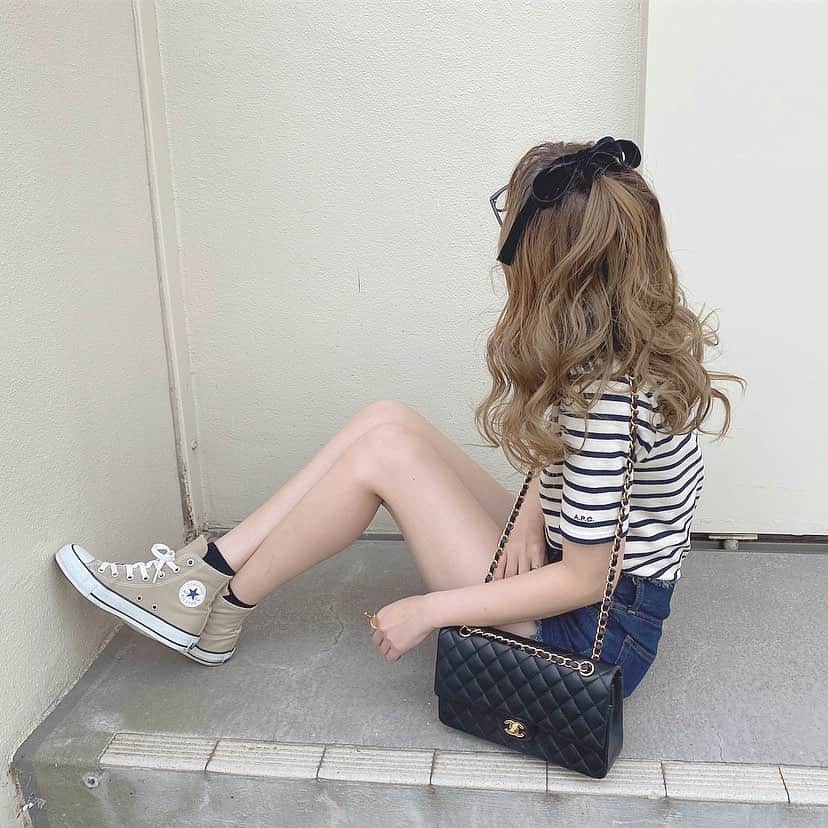 のインスタグラム：「・ 暑くて羽織ってたやつ脱いだら真夏の格好😂😂😂 ・ それにしてもこの @apc_paris のボーダーTやっぱり可愛いなぁ♡ ・ ootdの詳細はブログに書いてます💫 #ootd #ボーダー #apc #moussy #converse #コンバース #chanel #chanelbag」
