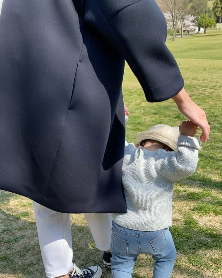 Keikooooooのインスタグラム：「先日のとっても天気の良かった日🌞 少しだけお散歩🌿天気が良くて、母が買ってくれた西松屋の麦わら帽子がイカしてる🤣👒🐻 #最近歩く練習中 #女の子ママ」