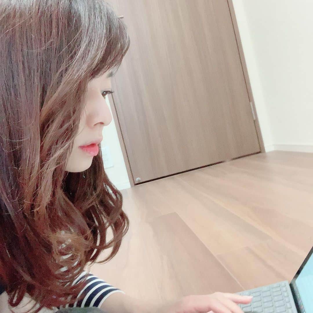 前田真理子のインスタグラム：「在宅勤務にて。  仕事の電話のため、 静かな場所を求め  家の中を彷徨い  床に辿り着きました。  そのまま暫く作業をしてたら 体がバキバキになりました💀  やめよう笑」