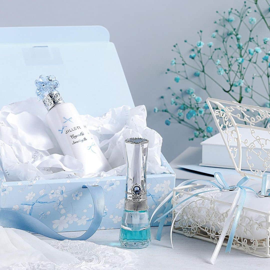 JILLSTUART BEAUTYさんのインスタグラム写真 - (JILLSTUART BEAUTYInstagram)「JILL STUART Crystal Bloom Something Pure Blue limited items . 《予約受付中》 4月24日(金) 発売 ～Blue Ribbon Shower～ . しあわせの香りと花々のエッセンスを手肌に。 指先まで丁寧にケアして。 . ■クリスタルブルーム サムシングピュアブルー パフュームド ハンド エッセンス 美容成分とサムシングピュアブルーの香りが溶け込み フラワーブーケを持っているような幸せな気持ちへと誘うハンドエッセンス。 . ■サムシングピュアブルー フラワーネイルオイル 花々のエッセンスでうるおいを与えてケア。 リングの映える指先に整えるネイルオイル。 . #JILLSTUART #JILLSTUARTBeauty #somethingpureblue #somethingblue #wedding  #サムシングブルー #サムシングピュアブルー #ブルーリボンシャワー #サムシングピュアブルーパフュームドハンドエッセンス #サムシングピュアブルーフラワーネイルオイル #花嫁 #ウェディング」4月15日 18時05分 - jillstuartbeauty