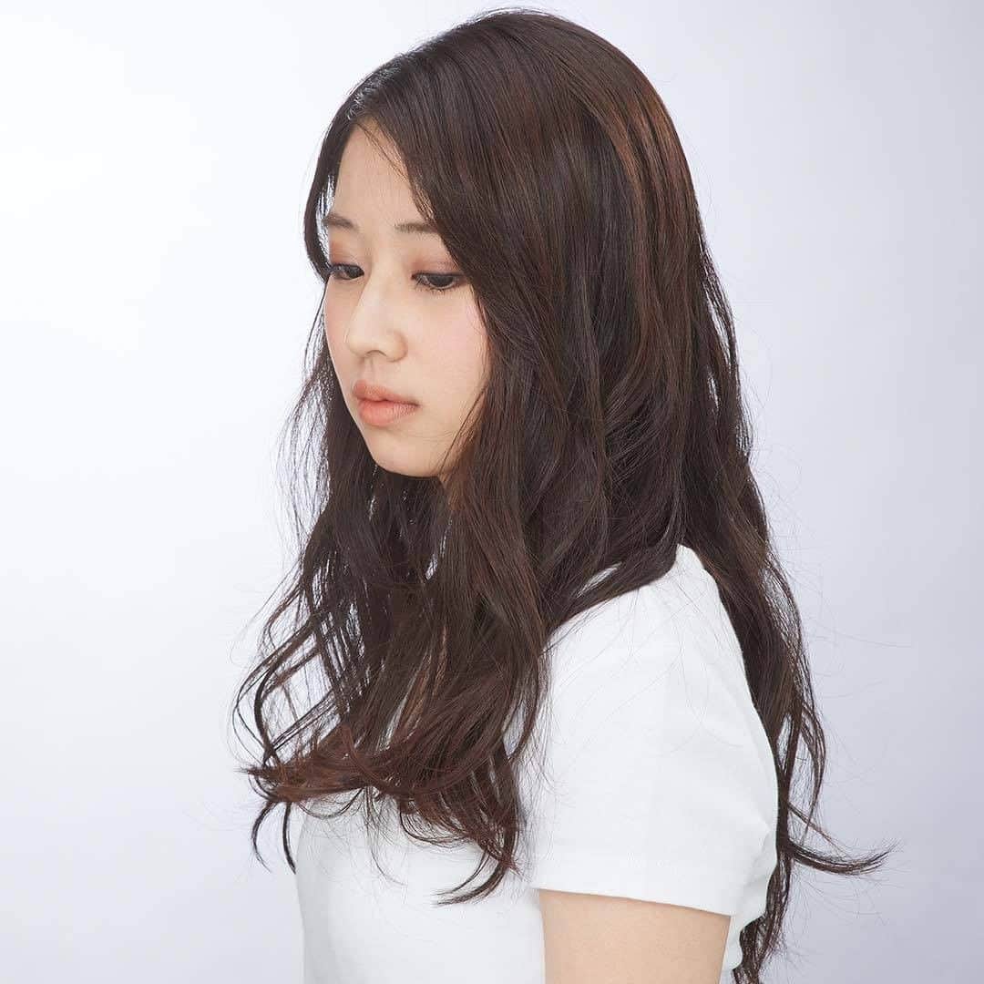 TESCOM テスコムのインスタグラム：「＼ラフに巻いてグッと引寄せヘアーに／ . ふわっとラフに巻いて、毛先にオイルを馴染ませてツヤっぽく。 ロングバレルで一気に巻けるので、忙しい朝のスタイリングも簡単に。 . 『私にできる、サロンクオリティ。“Nobby by TESCOM”』 . 商品の詳細は、ブランド公式オンラインショップをチェック！⁣ https://www.tescom-japan.co.jp/brand/nbt/ - - - - - - - - - - - - - - - - - - - - - - - - - ●商品名：プロフェッショナル プロテクトイオン ヘアーアイロン ●品番　：NIS3000 ●カラー：ブラック - - - - - - - - - - - - - - - - - - - - - - - - - @tescom_beauty . Nobbyに関する情報は@tescom_pro キッチン家電に関する情報は@tescom_kitchen にてご紹介中！ . 毎日使うヘアアイテムは #テスコム または #TESCOM で検索してみて下さいね♡ テスコムのInstagramでは、自分らしさを追求したあなたのキレイづくりに役立つ情報を毎週発信しています！ . #ヘアアレンジ #艶髪 #ゆる巻き #プロ仕様 #プロフェッショナル #ヘアアイロン #美髪ケア #美容家電 #便利アイテム #セルフスタイリング #巻髪 #美髪計画 #ニュアンスヘア #カールアイロン #時短ヘア #ヘアドライヤー #ヘアアイテム #おしゃれ家電 #カールヘア #サラツヤ髪 #時短スタイリング #潤いヘア #時短家電 #ニュアンスアレンジ #nobbybytescom #私にできるサロンクオリティ #nim3000 #ノビテス」