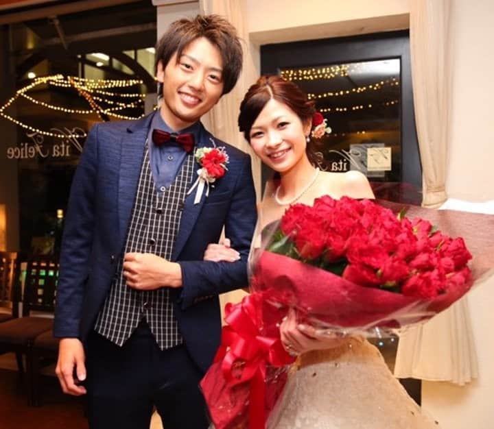 ゼクシィさんのインスタグラム写真 - (ゼクシィInstagram)「【＜二次会の新郎衣裳🤵✨＞手配方法は？ コーディネートの実例も見せて！】 . 結婚式の後に行う二次会。 披露宴よりもカジュアルな雰囲気で楽しめるのが魅力だけど、 新郎の衣裳はどうコーディネートするのが正解🤔? . 今回は、二次会の新郎衣裳について、 どこで手配し、どのようにコーディネートをしたのか、 そのポイントを大調査👀🔍 . 1枚目：二次会の新郎衣裳人気TOP3👑 二次会の衣裳も結婚式同様に フォーマルな衣裳を着用するのがトレンド！ . 2枚目：結婚式と二次会の衣裳はどうチェンジした？ 「全身フルチェンジ」したという花婿は なんと全体の約半数の結果に。 . 3枚目：二次会衣裳は、どこで用意した？ 購入？レンタル？ タキシードやスーツが二次会の人気の衣裳だったことからも、 結婚式の衣裳を手配したショップで そのまま探すのは納得の結果と言えそう。 . 4-8枚目：先輩花婿さんの実例写真です📷⭐️ 花嫁とのコーディネートも意識しつつ、 自分なりのおしゃれを楽しんでくださいね！ . （あやめさんの彼/えみさんの彼/あかねさんの彼/maさんの彼/yuunoさんの彼） . . +♥+:;;;:+♥+:;;;:+♥+:;;;:+♥+:;;;:+♥+:;;;:+♥ . プロポーズから結婚式まで素敵なお写真募集中！ . ゼクシィ公式アカウントでお写真を紹介してみませんか？ 【#ゼクシィ2020】 を付けて投稿してください🕊🌿 . +♥+:;;;:+♥+:;;;:+♥+:;;;:+♥+:;;;:+♥+:;;;:+♥ . ▼花嫁さんダウンロード数No.1 ゼクシィアプリはURLから👔👞 @zexyrecruit . . #新郎衣装#新郎衣裳#タキシード#二次会衣装#二次会場所 _ #二次会コーデ#二次会幹事#新郎タキシード#二次会レポ#二次会会場探し#二次会パーティー#ウェディングフォト#卒花レポ#卒花嫁 _ #全国のプレ花嫁さんと繋がりたい#日本中のプレ花嫁さんと繋がりたい#花婿#プレ花婿#花婿衣装#結婚式#フォトウェディング#2020冬婚#2020秋婚#2020夏婚 _ #2020春婚#ゼクシィ#ちーむゼクシィ#プロポーズされたらゼクシィ」4月15日 18時00分 - zexyrecruit