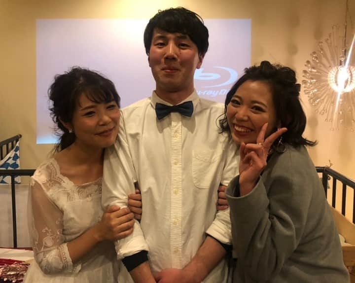 ゼクシィさんのインスタグラム写真 - (ゼクシィInstagram)「【＜二次会の新郎衣裳🤵✨＞手配方法は？ コーディネートの実例も見せて！】 . 結婚式の後に行う二次会。 披露宴よりもカジュアルな雰囲気で楽しめるのが魅力だけど、 新郎の衣裳はどうコーディネートするのが正解🤔? . 今回は、二次会の新郎衣裳について、 どこで手配し、どのようにコーディネートをしたのか、 そのポイントを大調査👀🔍 . 1枚目：二次会の新郎衣裳人気TOP3👑 二次会の衣裳も結婚式同様に フォーマルな衣裳を着用するのがトレンド！ . 2枚目：結婚式と二次会の衣裳はどうチェンジした？ 「全身フルチェンジ」したという花婿は なんと全体の約半数の結果に。 . 3枚目：二次会衣裳は、どこで用意した？ 購入？レンタル？ タキシードやスーツが二次会の人気の衣裳だったことからも、 結婚式の衣裳を手配したショップで そのまま探すのは納得の結果と言えそう。 . 4-8枚目：先輩花婿さんの実例写真です📷⭐️ 花嫁とのコーディネートも意識しつつ、 自分なりのおしゃれを楽しんでくださいね！ . （あやめさんの彼/えみさんの彼/あかねさんの彼/maさんの彼/yuunoさんの彼） . . +♥+:;;;:+♥+:;;;:+♥+:;;;:+♥+:;;;:+♥+:;;;:+♥ . プロポーズから結婚式まで素敵なお写真募集中！ . ゼクシィ公式アカウントでお写真を紹介してみませんか？ 【#ゼクシィ2020】 を付けて投稿してください🕊🌿 . +♥+:;;;:+♥+:;;;:+♥+:;;;:+♥+:;;;:+♥+:;;;:+♥ . ▼花嫁さんダウンロード数No.1 ゼクシィアプリはURLから👔👞 @zexyrecruit . . #新郎衣装#新郎衣裳#タキシード#二次会衣装#二次会場所 _ #二次会コーデ#二次会幹事#新郎タキシード#二次会レポ#二次会会場探し#二次会パーティー#ウェディングフォト#卒花レポ#卒花嫁 _ #全国のプレ花嫁さんと繋がりたい#日本中のプレ花嫁さんと繋がりたい#花婿#プレ花婿#花婿衣装#結婚式#フォトウェディング#2020冬婚#2020秋婚#2020夏婚 _ #2020春婚#ゼクシィ#ちーむゼクシィ#プロポーズされたらゼクシィ」4月15日 18時00分 - zexyrecruit