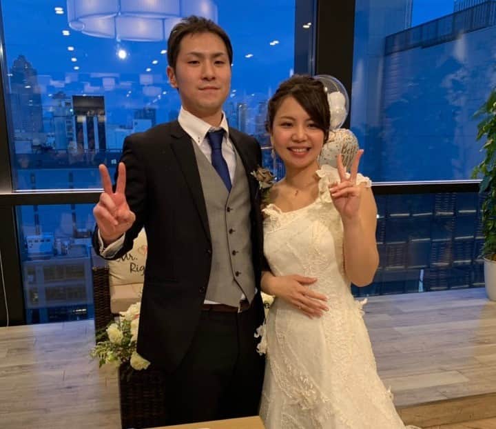 ゼクシィさんのインスタグラム写真 - (ゼクシィInstagram)「【＜二次会の新郎衣裳🤵✨＞手配方法は？ コーディネートの実例も見せて！】 . 結婚式の後に行う二次会。 披露宴よりもカジュアルな雰囲気で楽しめるのが魅力だけど、 新郎の衣裳はどうコーディネートするのが正解🤔? . 今回は、二次会の新郎衣裳について、 どこで手配し、どのようにコーディネートをしたのか、 そのポイントを大調査👀🔍 . 1枚目：二次会の新郎衣裳人気TOP3👑 二次会の衣裳も結婚式同様に フォーマルな衣裳を着用するのがトレンド！ . 2枚目：結婚式と二次会の衣裳はどうチェンジした？ 「全身フルチェンジ」したという花婿は なんと全体の約半数の結果に。 . 3枚目：二次会衣裳は、どこで用意した？ 購入？レンタル？ タキシードやスーツが二次会の人気の衣裳だったことからも、 結婚式の衣裳を手配したショップで そのまま探すのは納得の結果と言えそう。 . 4-8枚目：先輩花婿さんの実例写真です📷⭐️ 花嫁とのコーディネートも意識しつつ、 自分なりのおしゃれを楽しんでくださいね！ . （あやめさんの彼/えみさんの彼/あかねさんの彼/maさんの彼/yuunoさんの彼） . . +♥+:;;;:+♥+:;;;:+♥+:;;;:+♥+:;;;:+♥+:;;;:+♥ . プロポーズから結婚式まで素敵なお写真募集中！ . ゼクシィ公式アカウントでお写真を紹介してみませんか？ 【#ゼクシィ2020】 を付けて投稿してください🕊🌿 . +♥+:;;;:+♥+:;;;:+♥+:;;;:+♥+:;;;:+♥+:;;;:+♥ . ▼花嫁さんダウンロード数No.1 ゼクシィアプリはURLから👔👞 @zexyrecruit . . #新郎衣装#新郎衣裳#タキシード#二次会衣装#二次会場所 _ #二次会コーデ#二次会幹事#新郎タキシード#二次会レポ#二次会会場探し#二次会パーティー#ウェディングフォト#卒花レポ#卒花嫁 _ #全国のプレ花嫁さんと繋がりたい#日本中のプレ花嫁さんと繋がりたい#花婿#プレ花婿#花婿衣装#結婚式#フォトウェディング#2020冬婚#2020秋婚#2020夏婚 _ #2020春婚#ゼクシィ#ちーむゼクシィ#プロポーズされたらゼクシィ」4月15日 18時00分 - zexyrecruit