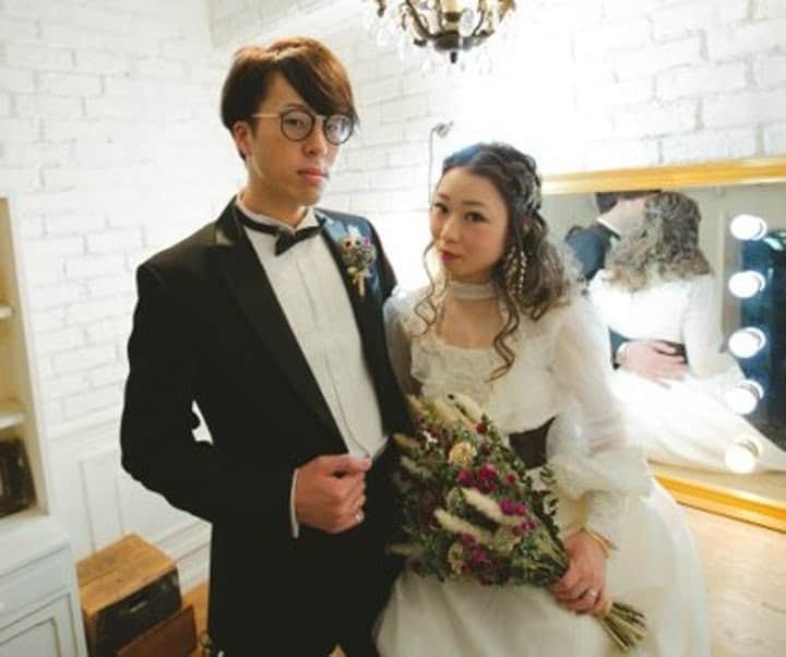 ゼクシィさんのインスタグラム写真 - (ゼクシィInstagram)「【＜二次会の新郎衣裳🤵✨＞手配方法は？ コーディネートの実例も見せて！】 . 結婚式の後に行う二次会。 披露宴よりもカジュアルな雰囲気で楽しめるのが魅力だけど、 新郎の衣裳はどうコーディネートするのが正解🤔? . 今回は、二次会の新郎衣裳について、 どこで手配し、どのようにコーディネートをしたのか、 そのポイントを大調査👀🔍 . 1枚目：二次会の新郎衣裳人気TOP3👑 二次会の衣裳も結婚式同様に フォーマルな衣裳を着用するのがトレンド！ . 2枚目：結婚式と二次会の衣裳はどうチェンジした？ 「全身フルチェンジ」したという花婿は なんと全体の約半数の結果に。 . 3枚目：二次会衣裳は、どこで用意した？ 購入？レンタル？ タキシードやスーツが二次会の人気の衣裳だったことからも、 結婚式の衣裳を手配したショップで そのまま探すのは納得の結果と言えそう。 . 4-8枚目：先輩花婿さんの実例写真です📷⭐️ 花嫁とのコーディネートも意識しつつ、 自分なりのおしゃれを楽しんでくださいね！ . （あやめさんの彼/えみさんの彼/あかねさんの彼/maさんの彼/yuunoさんの彼） . . +♥+:;;;:+♥+:;;;:+♥+:;;;:+♥+:;;;:+♥+:;;;:+♥ . プロポーズから結婚式まで素敵なお写真募集中！ . ゼクシィ公式アカウントでお写真を紹介してみませんか？ 【#ゼクシィ2020】 を付けて投稿してください🕊🌿 . +♥+:;;;:+♥+:;;;:+♥+:;;;:+♥+:;;;:+♥+:;;;:+♥ . ▼花嫁さんダウンロード数No.1 ゼクシィアプリはURLから👔👞 @zexyrecruit . . #新郎衣装#新郎衣裳#タキシード#二次会衣装#二次会場所 _ #二次会コーデ#二次会幹事#新郎タキシード#二次会レポ#二次会会場探し#二次会パーティー#ウェディングフォト#卒花レポ#卒花嫁 _ #全国のプレ花嫁さんと繋がりたい#日本中のプレ花嫁さんと繋がりたい#花婿#プレ花婿#花婿衣装#結婚式#フォトウェディング#2020冬婚#2020秋婚#2020夏婚 _ #2020春婚#ゼクシィ#ちーむゼクシィ#プロポーズされたらゼクシィ」4月15日 18時00分 - zexyrecruit