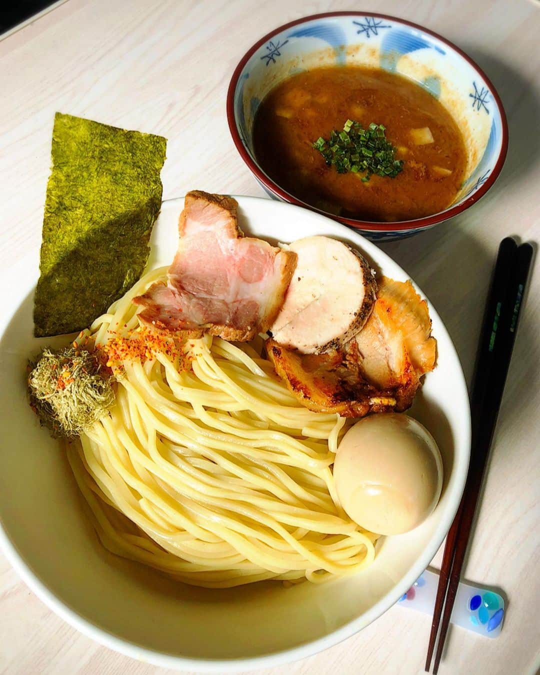 のインスタグラム：「ラーメン屋さんごっこ🍜  #stayhome  #foodporn  #ramen  #ラーメン  #RAIKお土産つけ麺  #形から入るタイプ #ステレオタイプなラーメン屋店主 #タオルは #美女と野獣 #RAIKさんはもっとお洒落です #大好きなお店が休業という事で #お土産用の濃厚鰹つけ麺お持ち帰り #玉ねぎとネギ切って #低温調理じゃないチャーシュー炙って #とろろ昆布と生姜七味と海苔のせただけ #本場の味美味しいよ #麺線 #麺しめて盛り付ける作業憧れてたけど #中々難しい #外出自粛楽しい #次はプースーから作ろう」