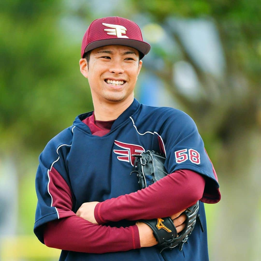 東北楽天ゴールデンイーグルスさんのインスタグラム写真 - (東北楽天ゴールデンイーグルスInstagram)「⚾️ イーグルスプレミアムのフォトギャラリーでは 全選手の春季キャンプでの写真を 新たにアップしております📸 毎日更新中ですので是非ご覧ください🥺 MyHEROへ応援メッセージもよろしくお願いします👏🏼 #rakuteneagles #NOWorNEVERいまこそ #日本一の東北へ  #藤田一也 #島内宏明 #辛島航 #渡辺直人 #高梨雄平  #写真もイープレで」4月15日 18時01分 - rakuten_eagles