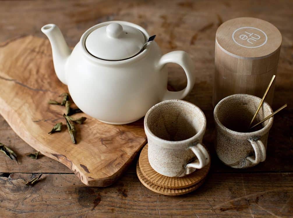 オルネ ド フォイユさんのインスタグラム写真 - (オルネ ド フォイユInstagram)「【伝統ある英国の定番、Price & Kensingtonのティーポット】﻿ ﻿ イングランド北西部・リバプールの陶磁器ブランド「Price & Kensington（プライス＆ケンジントン）」のティーポット。﻿ ﻿ コロンと丸みを帯びたフォルムは、お湯を注ぐと茶葉が渦巻くように泳ぎ、美味しい紅茶をいれることができるトラディショナルな形。﻿ ﻿ セットのステンレス製ストレーナーはフタでロックできる構造で、ポットを傾けたときにフタが外れにくくなるようになっています。﻿ ﻿ ティーポットはずっと使うものだから、せっかくなら伝統ある英国の定番のものを揃えてみてはいかがでしょうか。﻿ ﻿ ●こちらの商品はWEBショップにて販売しております。﻿ ﻿ ﻿ ———————————————﻿ ◯WEBショップに関するお問い合わせ◯﻿ オルネ ド フォイユWEBショップ﻿ TEL：03-6876-7832　﻿ （午前10時～午後6時／土日祝定休）﻿ e-mail：order@orne.co.jp﻿ ﻿ ﻿ #priceandkensington #プライスアンドケンジントン #campbellsperfecttea  #teapot #ティーポット #陶器ポット #ceramics #kitchen #キッチン #onthetable #tableware #livstagrammer #instahome #暮らし #暮らしを楽しむ #ornedefeuilles #オルネドフォイユ」4月15日 18時14分 - ornedefeuilles