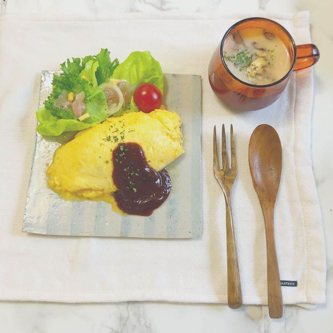 古田ちさこさんのインスタグラム写真 - (古田ちさこInstagram)「今日のランチ🍽﻿ ﻿ ▫︎#オムライス﻿ ▫︎#生ハムサラダ﻿ ▫︎#ポルチーニのクリームスープ(レトルト)﻿ ﻿ ﻿ 昨日テレビでオムライスは挽肉とやっていて、いつもムネ肉かモモ肉だったので試してみたくなりました🐣挽肉は繊維が切れていて味が染み込みやすいとか…★﻿ ﻿ スープは#コストコ購入品 🎶ケチャップライス用の炒め玉ねぎをひとすくいカップに落としてからお湯をそそいでいます☕︎﻿ ﻿ サラダのドレッシングはオリーブオイルとバルサミコ酢🌿いつもは塩胡椒もするのですが塩気のある生ハムが入っているのでシンプルに混ぜただけ😛﻿ ﻿ 挽肉も美味しかったけど…やっぱりジューシーな方が好きなので定番はムネかモモだな🍗🐥★﻿ ﻿ #おうちごはん#おうちカフェ#古田の自炊記録﻿ #おうちごはんlover#自炊部#おうちごはん記録﻿ #cookingram#instafood#クッキングラム﻿ ﻿」4月15日 18時13分 - chisakofuruta