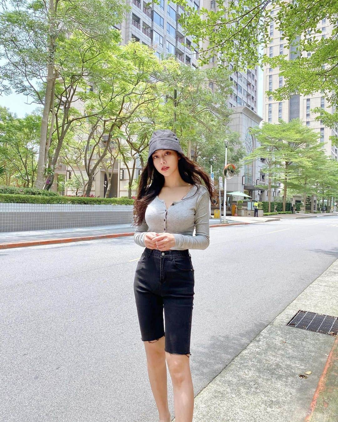 張香香のインスタグラム：「上篇一發就有好多人問的上衣 這篇正式來公佈身上整套都是 @lulustaiwan 🤍 這也是我的五分褲初體驗😳 以前都不敢嘗試 嘗試後還滿喜歡🖤」