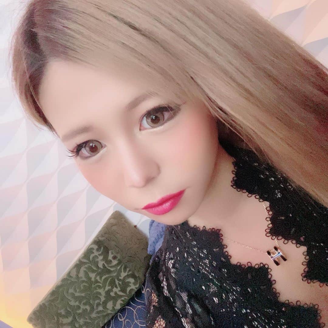 のインスタグラム：「みなさんおげんきですか？ りこは元気です。 #コロナに負けるな #仙台 #国分町 #キャバクラ #キャバ嬢 #ギャル #りことすーちゃん」