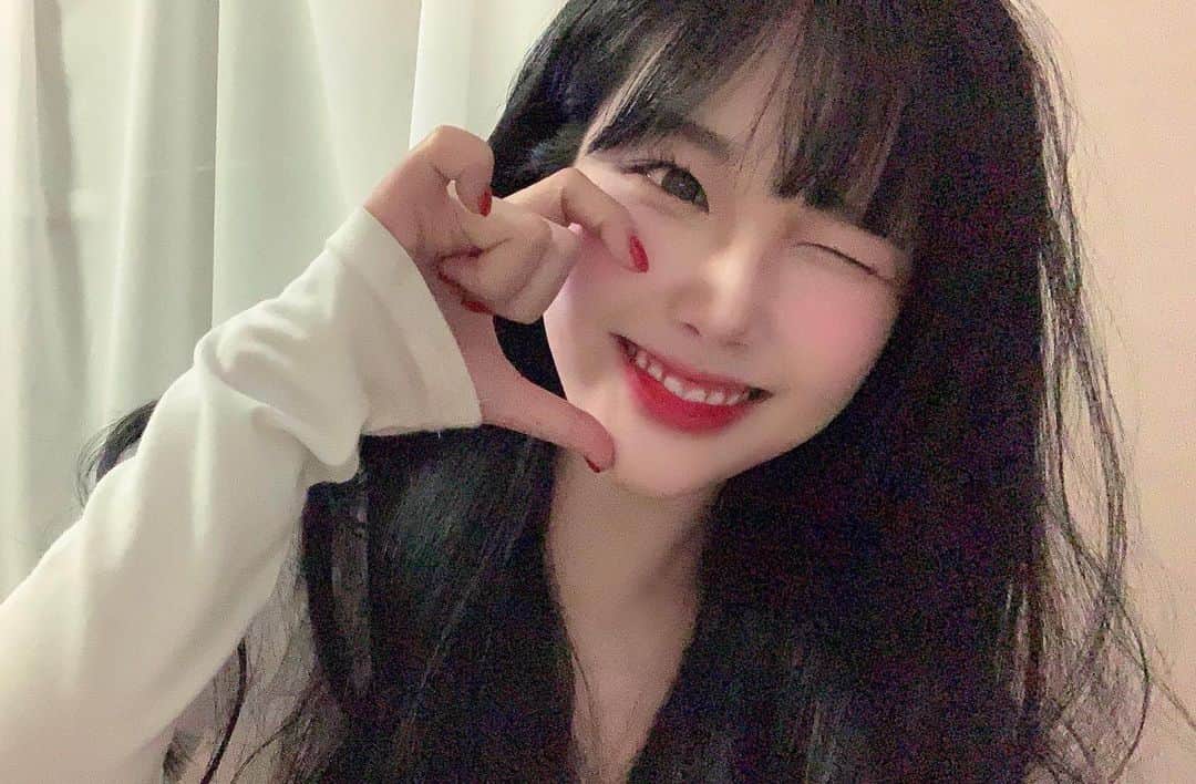 ド・ボッスンのインスタグラム：「받아랏 나의 선홍빛 잇몸미소 🤷‍♀️」
