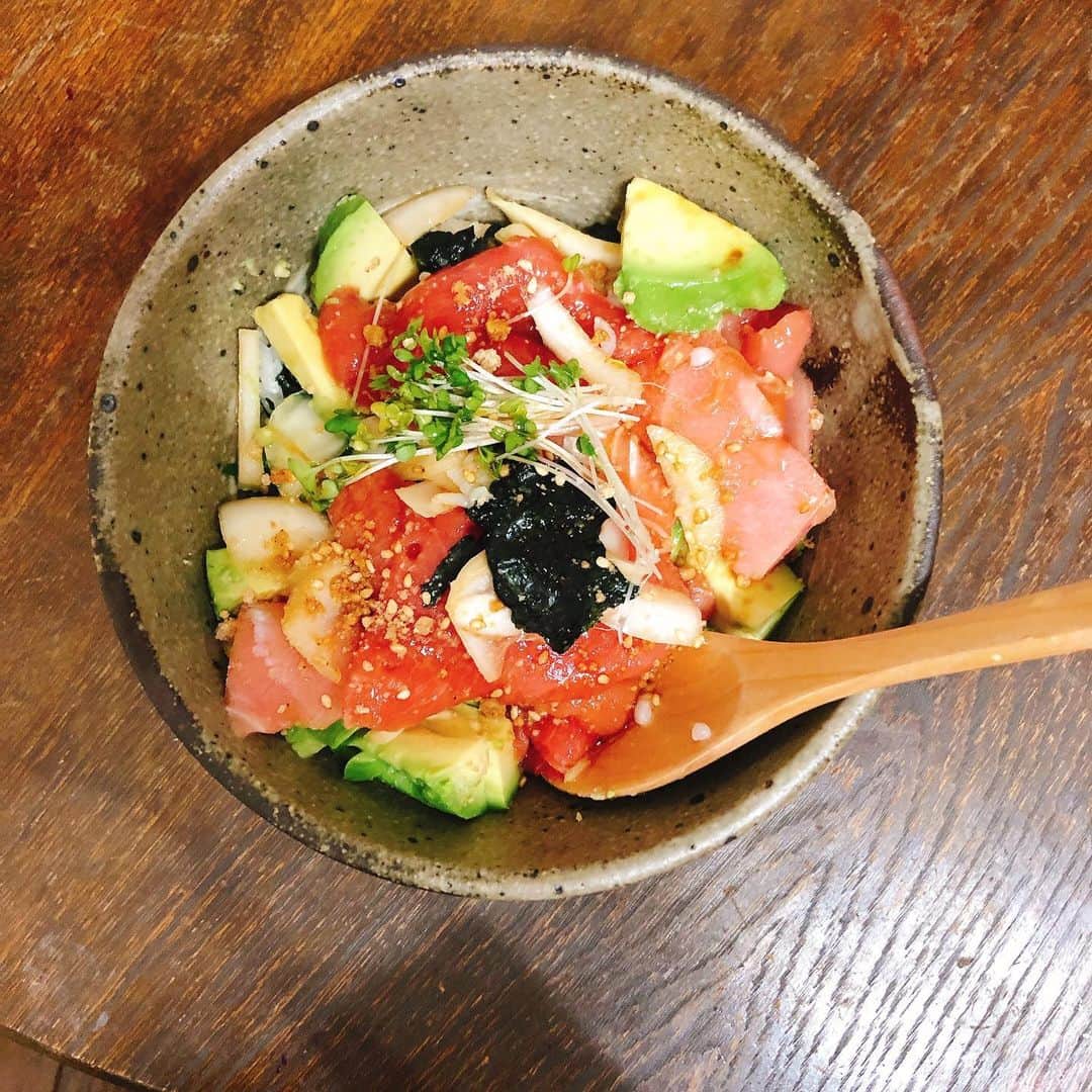 桜子さんのインスタグラム写真 - (桜子Instagram)「なぜか急に #ポキ丼 が食べたくなって作ってみた😋  #まぐろ #アボカド #玉ねぎ #ブロッコリースプラウト #海苔 #白ごま」4月15日 18時22分 - ishibashi__88