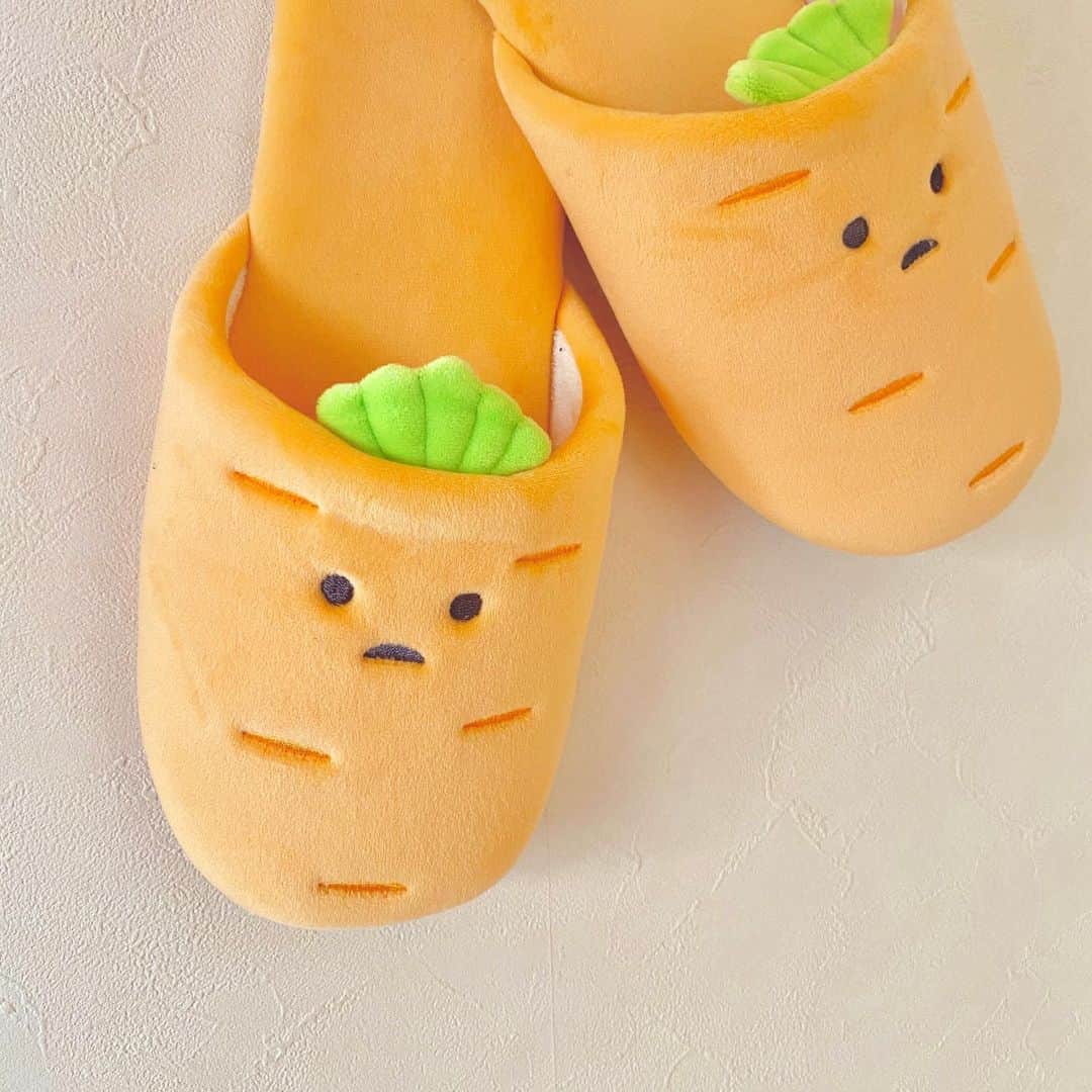清水麻璃亜のインスタグラム：「にんじんスリッパ🥕 可愛くてひとめぼれ〜！ kirimiちゃん感あるよね、、、」