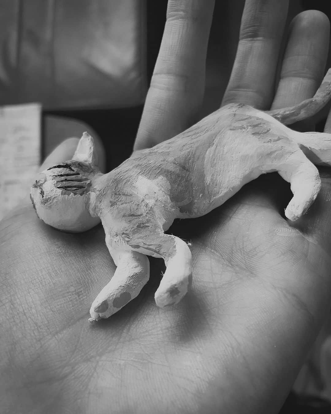 YUTAさんのインスタグラム写真 - (YUTAInstagram)「百均の紙粘土で猫。 ちゃんと肉球あるのだよ。🐈 #unione #yuta #Canon #eos6d #instagood	 #followme #picoftheday #photography #photo」4月15日 18時16分 - yuta_unione