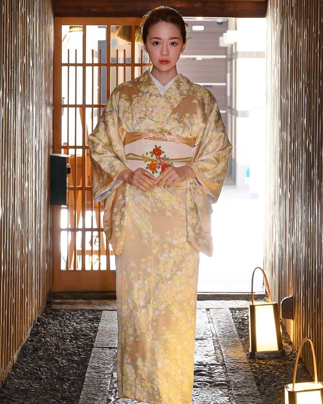 黒田真友香さんのインスタグラム写真 - (黒田真友香Instagram)「先月、京都の京料理屋さんで撮影した写真🍡🌸 京料理をお着物でいただくなんて素敵空間すぎました🥺 ・ ・ 非日常でとっても楽しかったな〜☺️ 状況が落ち着いたら、友達と着物で京都巡りしたい👘💓 ・ ・ 今回の撮影は京都を舞台とした日本文化を紹介するフリーペーパー、「京のちゃぶ台」に掲載されてます☺️ ・ ・ 京都は何度も行ったことがあるけど 見どころや体験スポットが沢山あるので何度行っても飽きない！  今は行けるようになった時の想像を膨らましてお家時間を楽しみます🥺✨ ・  #京都観光#京料理#PR#京都旅行#着物#着物女子」4月15日 18時23分 - kurodamayukaxx