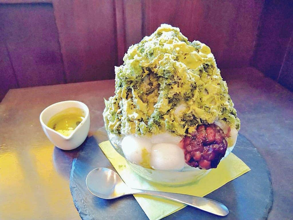 おいもカフェ金糸雀のインスタグラム：「. 抹茶の美味しさをぎゅっと詰め込んだ『抹茶かき氷』(税込800円)。 ふわふわの氷に茶筅(ちゃせん)で点(た)てた、香り高い抹茶シロップと、クリーミーな抹茶クリームをかけた、抹茶好きにはたまらないカキ氷です(^^) . #おいもカフェ金糸雀 #おいもカフェ #鎌倉 #小町通り #湘南 #神奈川 #カフェ #鎌倉カフェ #湘南カフェ #神奈川カフェ #鎌倉スイーツ #鎌倉グルメ #鎌倉デート #鎌倉散歩 #鎌倉旅行 #かき氷 #スイーツ #氷 #宇治金時 #抹茶 #宇治抹茶 #抹茶かき氷 #抹茶アイス #抹茶スイーツ #カフェ巡り #スイーツ巡り #かき氷巡り #抹茶好き #kamakura #가마쿠라 . 《おいもカフェ金糸雀》 営業時間：10:00-18:00(L.O.17:30) 定休日：水曜日 248-0006 神奈川県鎌倉市小町2-10-10 小町TIビル1F TEL：0467-22-4908」