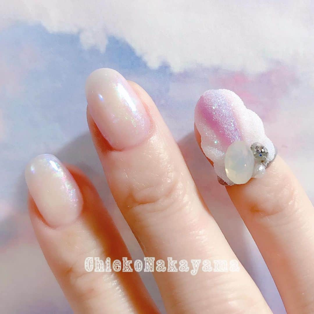 なかやまちえこさんのインスタグラム写真 - (なかやまちえこInstagram)「@stampnailring なかやまちえこ #ハンドメイド ネイルリング 💍⠀⠀ リクエストいただいておりました#シェルネイル の再販になります✨こちらのデザインはしばらくは作らない予定なので、気になる方はこの機会によろしくお願い致します😌🙏🙏✨⠀ 数に限りがありますのと、1点1点手作りの為同じお色の組み合わせのデザインはありません☺️💕 ⠀ ご購入は @stampnailring  のプロフィールから販売サイトに飛んでいただくか、ストーリーから飛べます☺️☺️☺️⠀ ⠀ #リングネイル は指先に #リング をはめていただくのみの取り外し簡単に爪先のオシャレを楽しめる商品です✨⠀ #スタンピングネイルリング のアカウントのストーリーハイライトのところからショッピングサイトに飛べます！⠀ 全て一点のみのお造りとなりますので、よろしくお願い致します😌🙏🙏✨⠀ #nail #nails #nailart #ネイル #美甲 #ネイルアート  #japanesenailart #manucure #japanesenails #manicurist #gelnails #أظافر #네일아트 #vẽmóng #ngườiđẹp  #เพ้นท์เล็บ #искусствоногтя #artedeuñas #เพ้นท์เล็บเจล #ネイルデザイン #senikuku #nagelkunst #ゆめかわネイル #オーロラネイル #ゆめかわいい ⠀ ・意匠登録済（デザイン特許）STAMPNAIL ・実用新案登録済（使い方特許）STAMPNAIL」4月15日 18時28分 - chiekonakayama