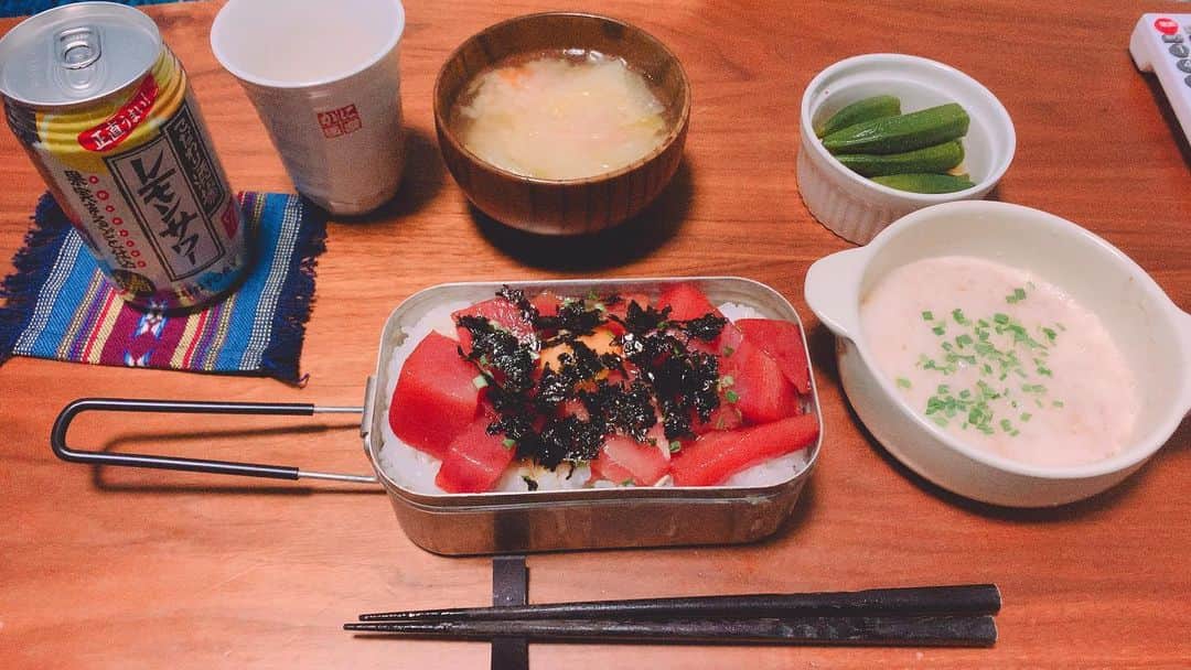 長田成哉のインスタグラム：「魚食ってなかったから、思い切って。 漬けマグロ丼にしたわ。 #個人的な自炊の記録」