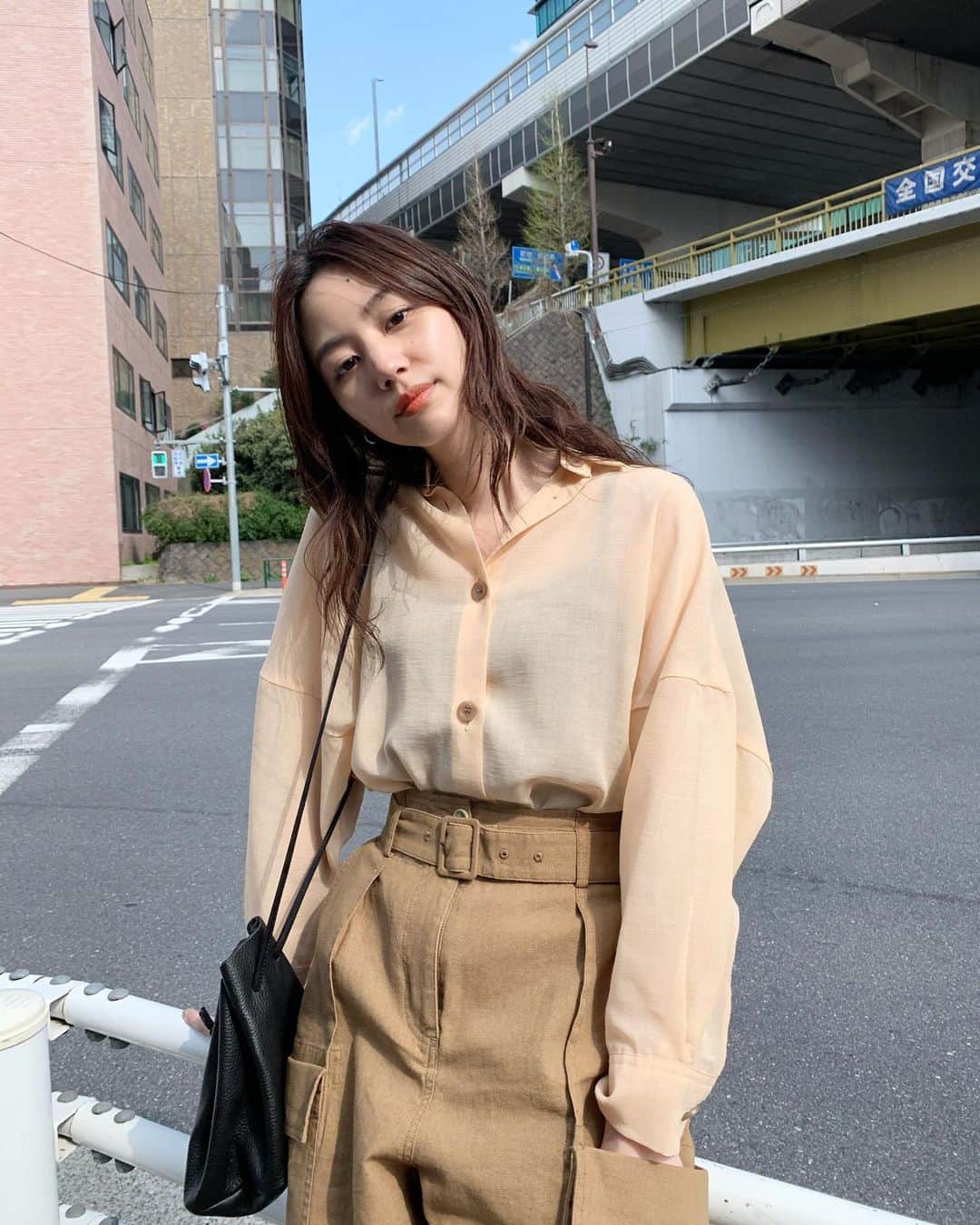 Shiho Sasakiのインスタグラム：「お天気は良いのに出掛けられないの残念だなぁ☀️ みんな今日は家で何してたの？🏠 着用しているお洋服は発売がちょっと先の予定なので、また近くなったら詳細載せますね📸 #MOUSSY#MOUSSYSNAP」