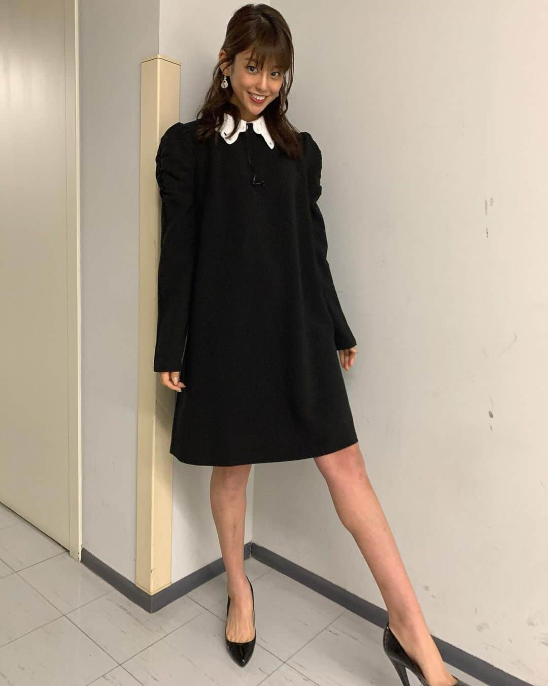 岡副麻希さんのインスタグラム写真 - (岡副麻希Instagram)「🍒 今夜【#ワールド極限ミステリー、４時間スペシャル】#TBS 系列﻿（19時〜）出演します🌎✨﻿ ﻿ 今回もクオリティ高すぎる再現VTRに見入り、﻿ スタジオでみんなで推理してきました！🤔🐬﻿ ﻿ 改めて日常のありがたさを感じました、、、！﻿ 新年度のはじまりの#おうち時間、﻿ 一緒にたっぷり堪能してくださいねえ(｀・ω・´)﻿🌙 ﻿ 衣装 #襟付きワンピ#黒ワンピ#🖤 👗#supremelala 👠#miumiu ﻿ #新年度すたーと﻿ #四月こんにちは﻿ 穏やかな時間を１秒でも多く過ごせますように🌈」4月1日 11時26分 - maki_okazoe_official