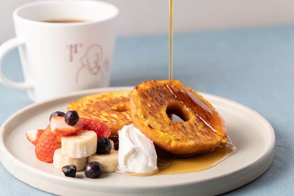 コエのインスタグラム：「. . \ 4/1〜koe donuts breakfastがリニューアル！/ . . 「フレンチトーストドーナツ」 french toast donuts ¥880+tax drink set ¥980+tax . . ドーナツメルトの生地に 卵と牛乳をたっぷり染み込ませ、 こんがり焼き上げた ジューシーなフレンチトーストドーナツ🍩 . メープルシロップをたっぷりかけて お召し上がりください🐝 . . ※AM8:00〜AM11:00までの販売です。 ※drink set：コーヒー(hot/iced)orアールグレイティー(hot/iced) ※イートイン限定メニューです。 . . . 🍩koe donuts open：2019.3.21 thu. address：京都府京都市中京区新京極四条上ル中之町557番地京都松竹阪井座ビル1F opening hours：AM8:00 – PM8:00 (不定休） sheets：65席＋スタンディング HP： https://donuts.koe.com  #koedonuts #koeethical #donutsinnovation #donuts #cafestagram #genic_cafe #genic_sweets #cafetour #kyotocafe #ethical #コエ #コエドーナツ #カフェ #ドーナツ #エシカル #エシカルドーナツ #地産地消 #カフェ巡り #京都カフェ #京都カフェ巡り #関西カフェ #四条カフェ #隈研吾 #長場雄 #京都観光 #도넛 #フレンチトースト #breakfast #メープルシロップ #フレンチトースト」