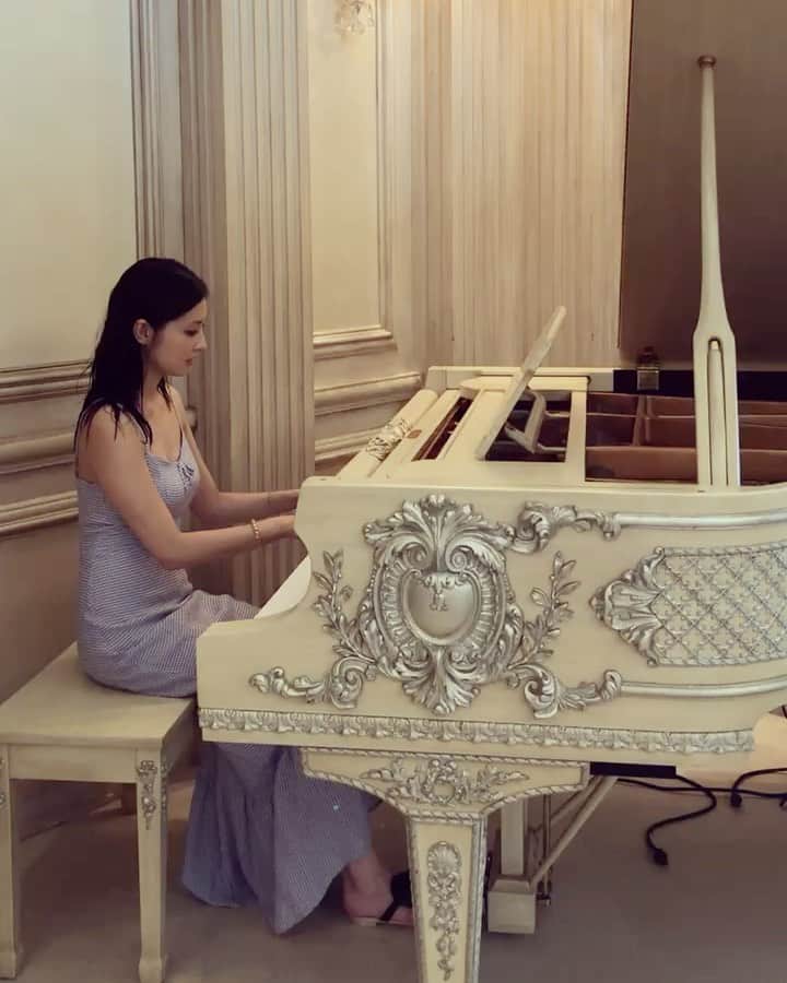 大石絵理のインスタグラム：「いつかのpiano🦋 はやく平和がもどりますように💜💕 dress @reformation sandals @chanelofficial」