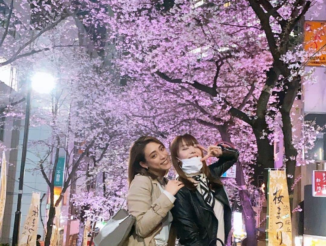 今村仁美さんのインスタグラム写真 - (今村仁美Instagram)「夜の桜も、昼の桜も、 違った良さがあって この時期がほんとにだいすき...♡ 🌸🌸🌸 4月1日 新たなスタート✨  #令和発表から1年 #4月1日 #なんの嘘つこうかな」4月1日 9時58分 - imamura_hi
