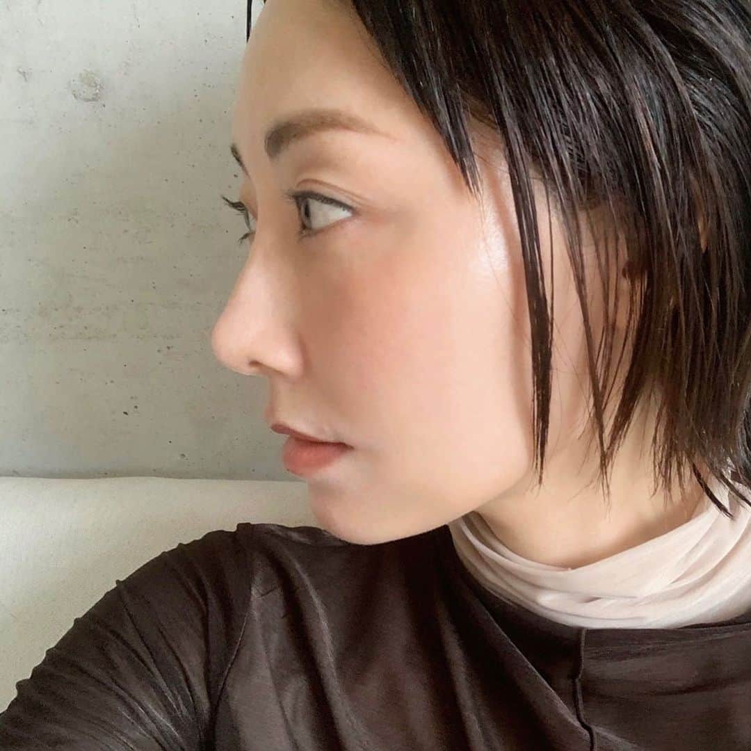 大塚良子のインスタグラム：「面倒くさがりなので 普段メイクの工程はなるべく省きたい。 先日届いたばかりの @olioeosso の万能BALM、 思ってた以上にナチュラルな色付きで、ほーんのり血色良くパッと明るい顔にしてくれる。 ほとんど家に居る今は下地とコンシーラーに眉毛を描いたらこのバームを頬とリップに乗せて完了。 #olioeosso #makeup#balm #multipurpose  #No10」