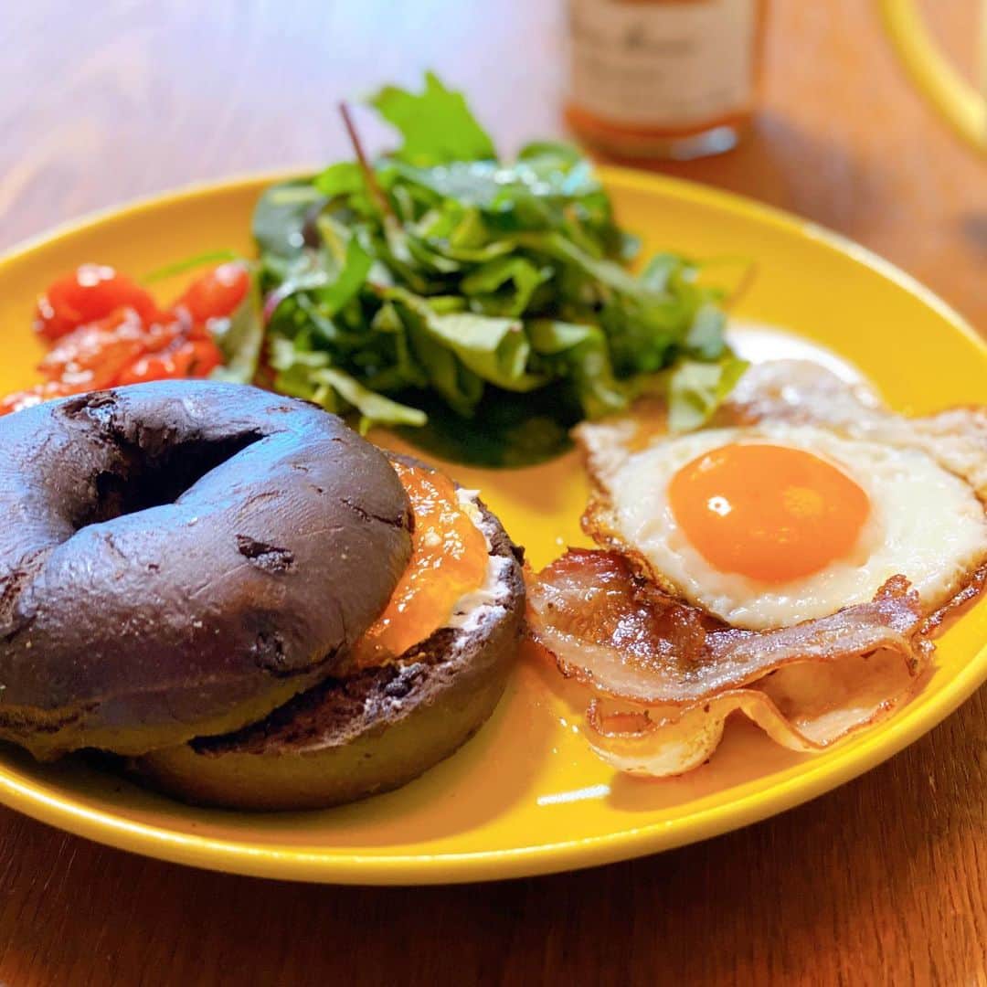 渡辺早織さんのインスタグラム写真 - (渡辺早織Instagram)「朝ごはんから元気になりましょ🥣🥞 今日は簡単ですが洋食で。  良い新年度のスタートになりますように！  #早織飯 #mybreakfast  #今日の朝ごはん  #チョコベーグル #クリームチーズとアプリコットで #ルッコラサラダ #トマトはバジルと焼くのが好き #目玉焼きは蓋をせずに焼くと鮮やかな色に  #haveagreatday  #takecareofeachother」4月1日 10時07分 - _watanabesaori_