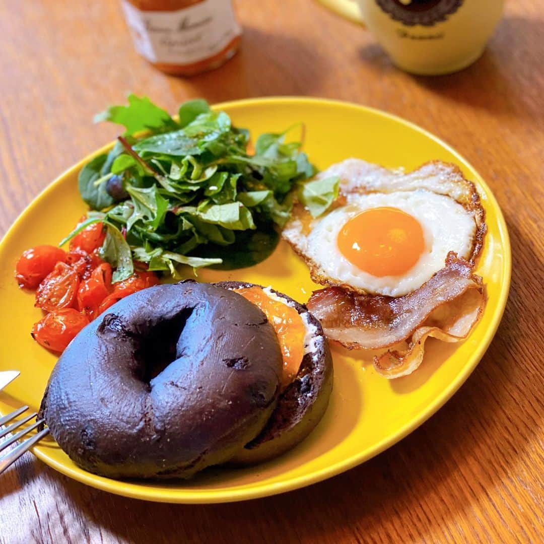 渡辺早織さんのインスタグラム写真 - (渡辺早織Instagram)「朝ごはんから元気になりましょ🥣🥞 今日は簡単ですが洋食で。  良い新年度のスタートになりますように！  #早織飯 #mybreakfast  #今日の朝ごはん  #チョコベーグル #クリームチーズとアプリコットで #ルッコラサラダ #トマトはバジルと焼くのが好き #目玉焼きは蓋をせずに焼くと鮮やかな色に  #haveagreatday  #takecareofeachother」4月1日 10時07分 - _watanabesaori_