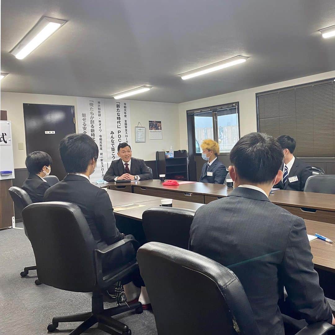のインスタグラム：「本日は、令和2年度株式会社ダイワ入社式の日です。  新型コロナウイルス対策として、 4拠点にわかれての分散開催となりました。  19名の新人ビケメンが新たに誕生！ これからの活躍が楽しみです！  #ビケメン #ダイワ #ビケ足場 #美形男 #足場#入社式#4月 #新入社員」