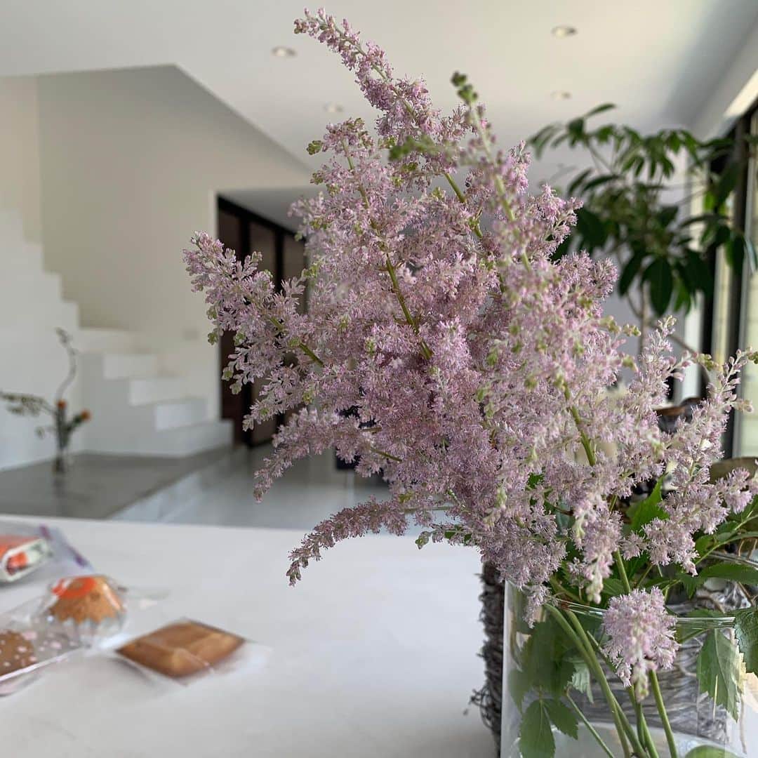 のインスタグラム：「Star at home 🏠 * * いつも　@inter_flower さんのお花がお家を素敵にしてくれる。 * * #お家時間 #花のある暮らし  #花のある生活  #最近のお花たち」