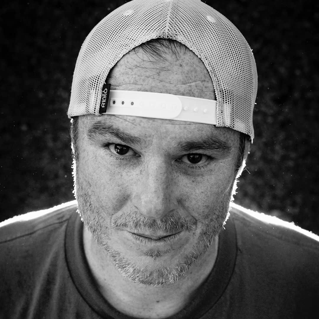 スラッシャーのインスタグラム：「Today we have the terrible task of saying a heartbreaking goodbye to beloved verticalist, commentator and friend of the mag Jeff Grosso. Jeff went from number-one amateur to 80s superstar to cautionary tale and back again. His latest role as lovable curmudgeon, host of his own history-packed web series and keeper of skateboarding’s righteousness, unafraid to offend or annoy in his quest to educate, was by far his greatest – second only to being Oliver’s dad. Ripping ’til the end, he became an unlikely mentor to the generations that followed – from Muska and Tom, to Lizzie and Brighton – always cheering, heckling or offering advice. Jeff could be as gentle and sincere as he could be hilarious and hard, (on the coping and himself.) He ALWAYS skated with style. His grinds were long, his backside airs were head high and his handplants were stalled out and sadder than a funeral. He will be sorely, sorely missed. Our hearts go out to his family and many friends. RIP @grossosucks ❤️ - Michael Burnett」